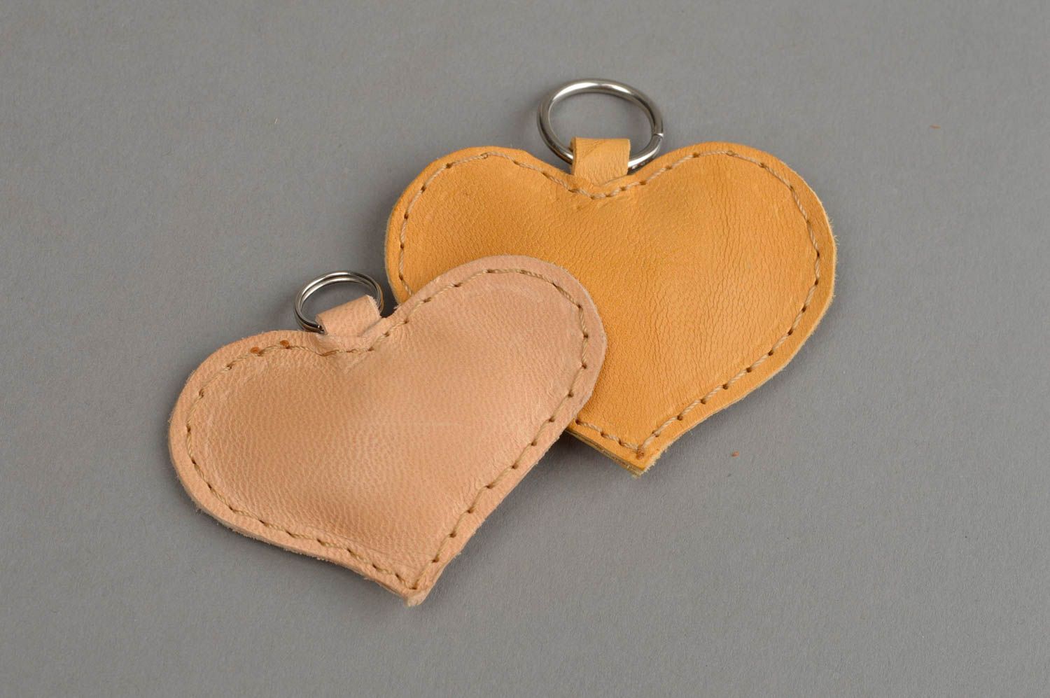 Porte-clés en forme de coeur en cuir naturel beige fait main muni d'un anneau photo 5