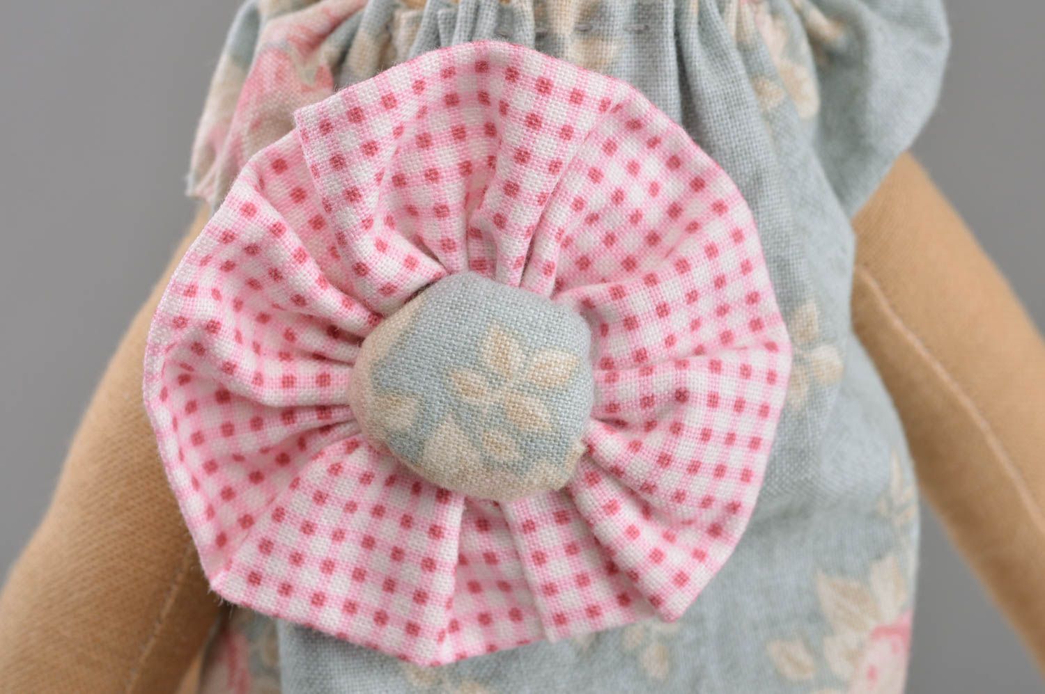 Textil Kuscheltier Hase im Kleid weich schön handmade Spielzeug für Kinder foto 2