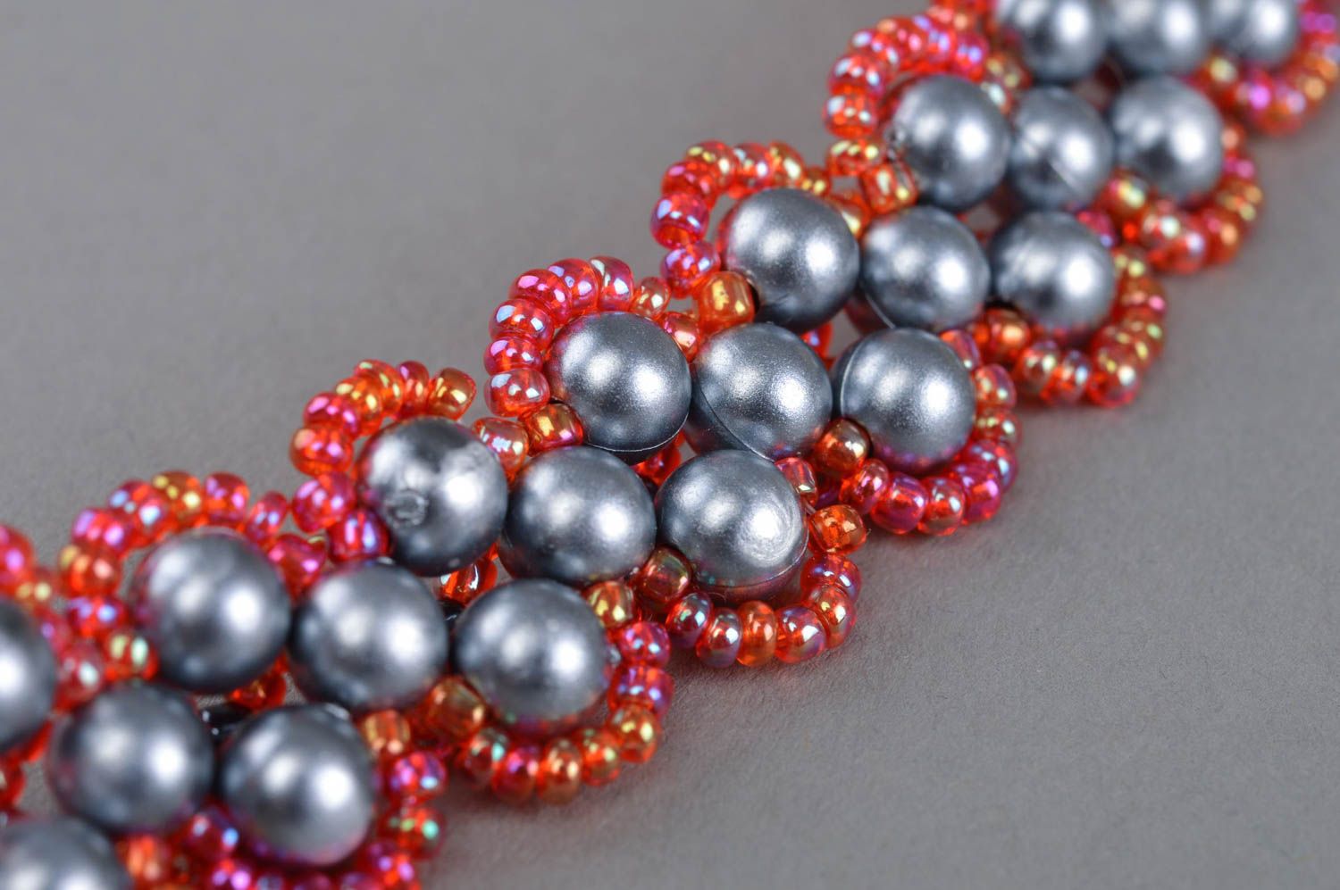Collier en perles de fantaisie et perles de rocaille gris-rouge fait main photo 4