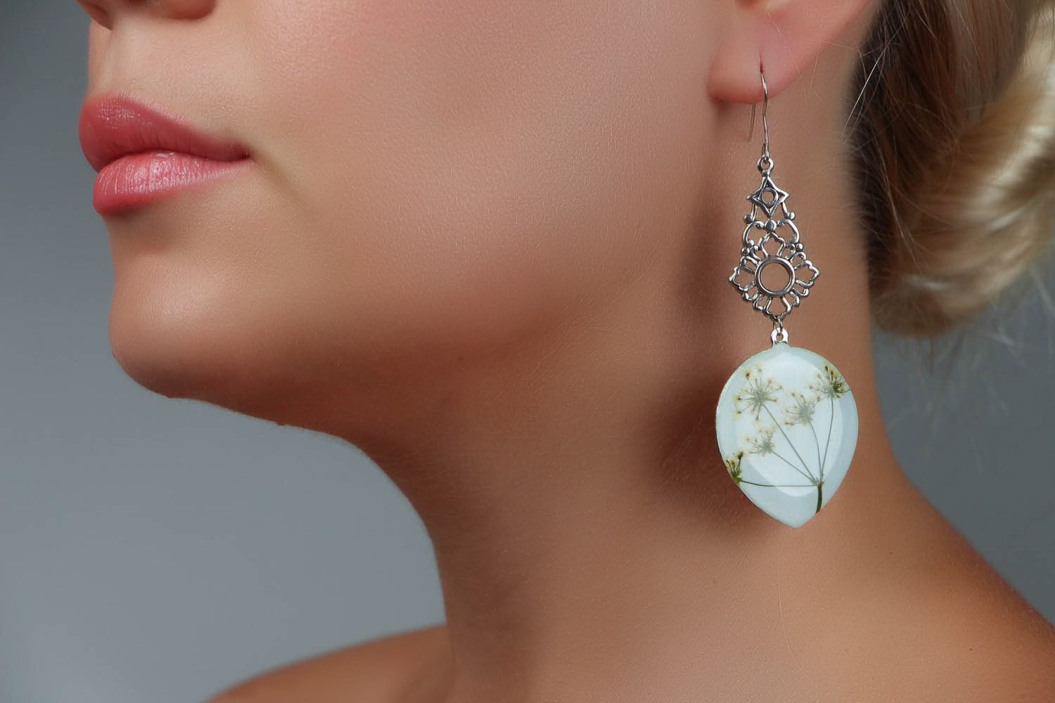 Earrings with white wild flowers photo 5