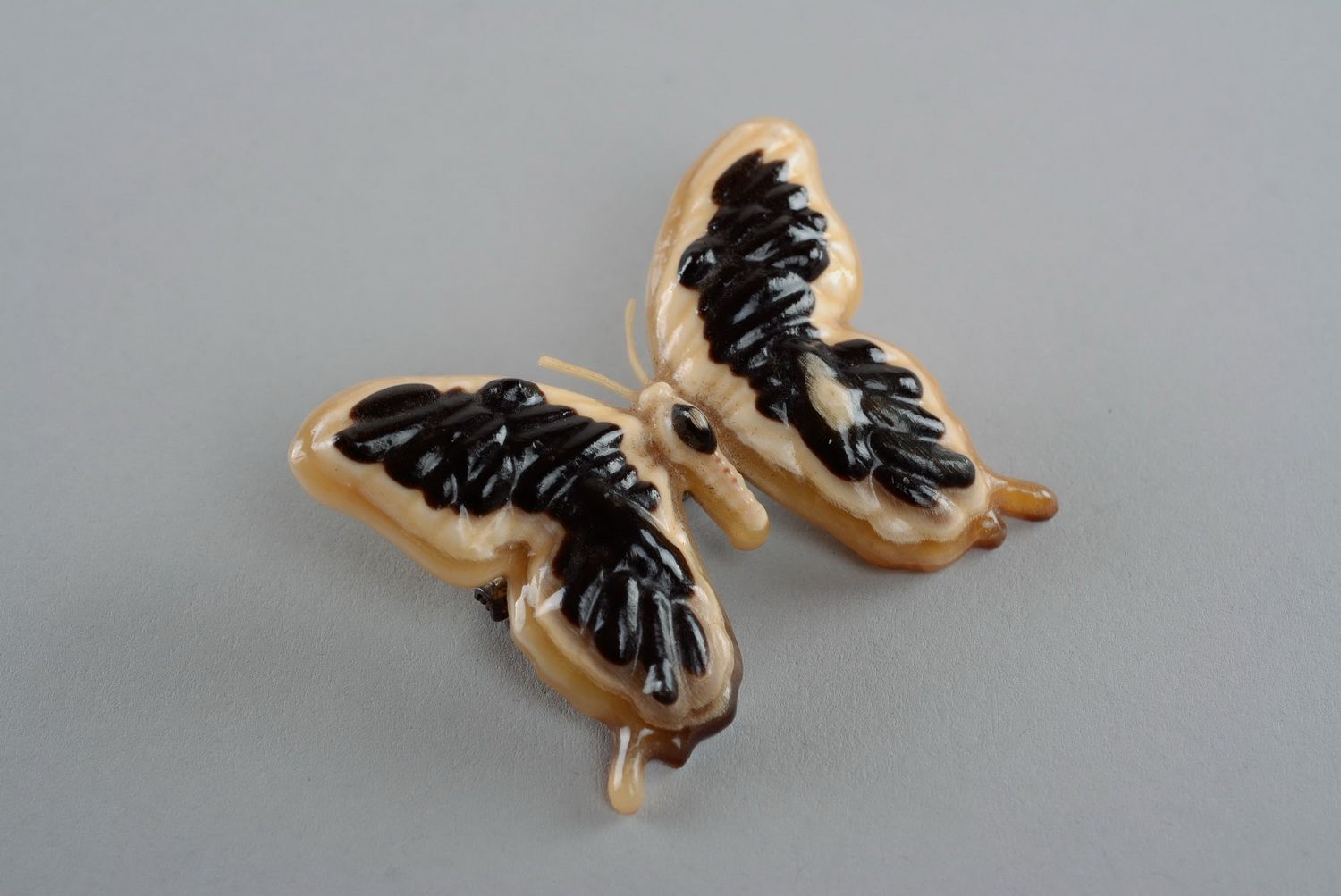 Broche-borboleta artesanal de chifre natural foto 4