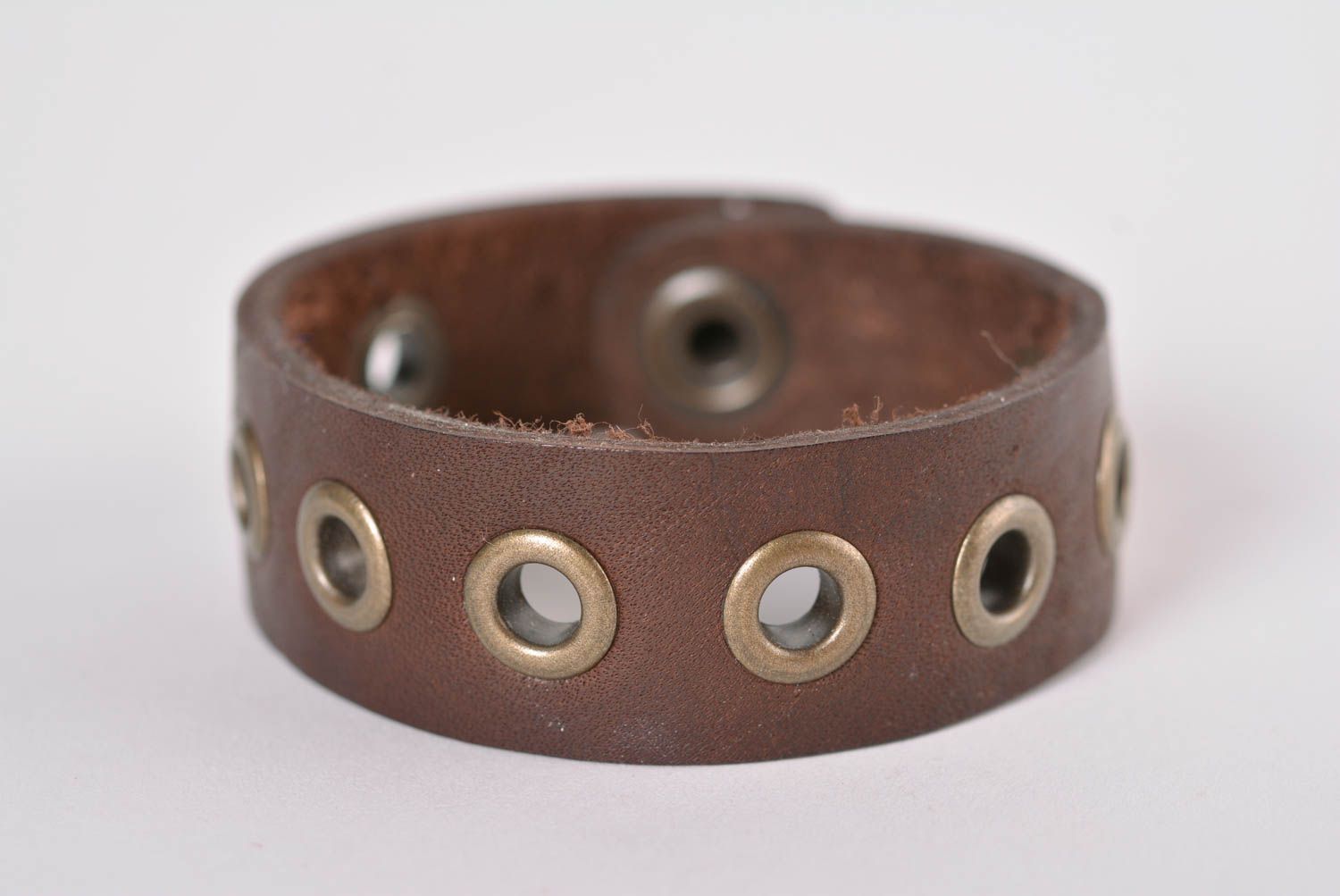 Bracelet cuir large marron fait main Bijoux originaux Accessoire pour femme photo 1