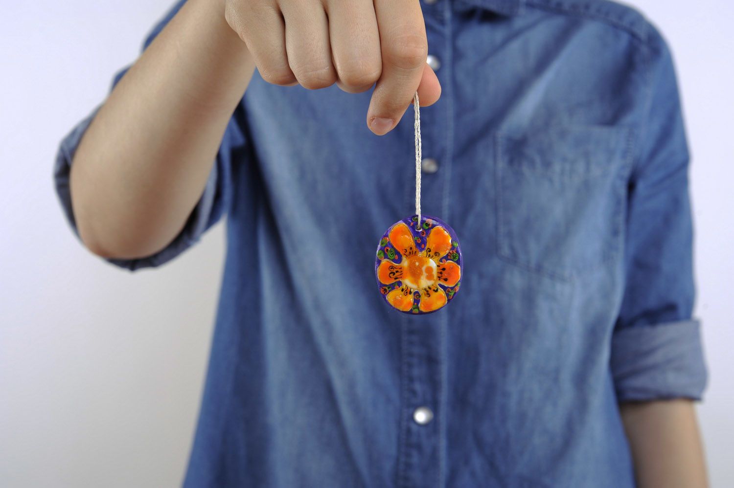 Handmade Anhänger aus Ton Orange Blume foto 2