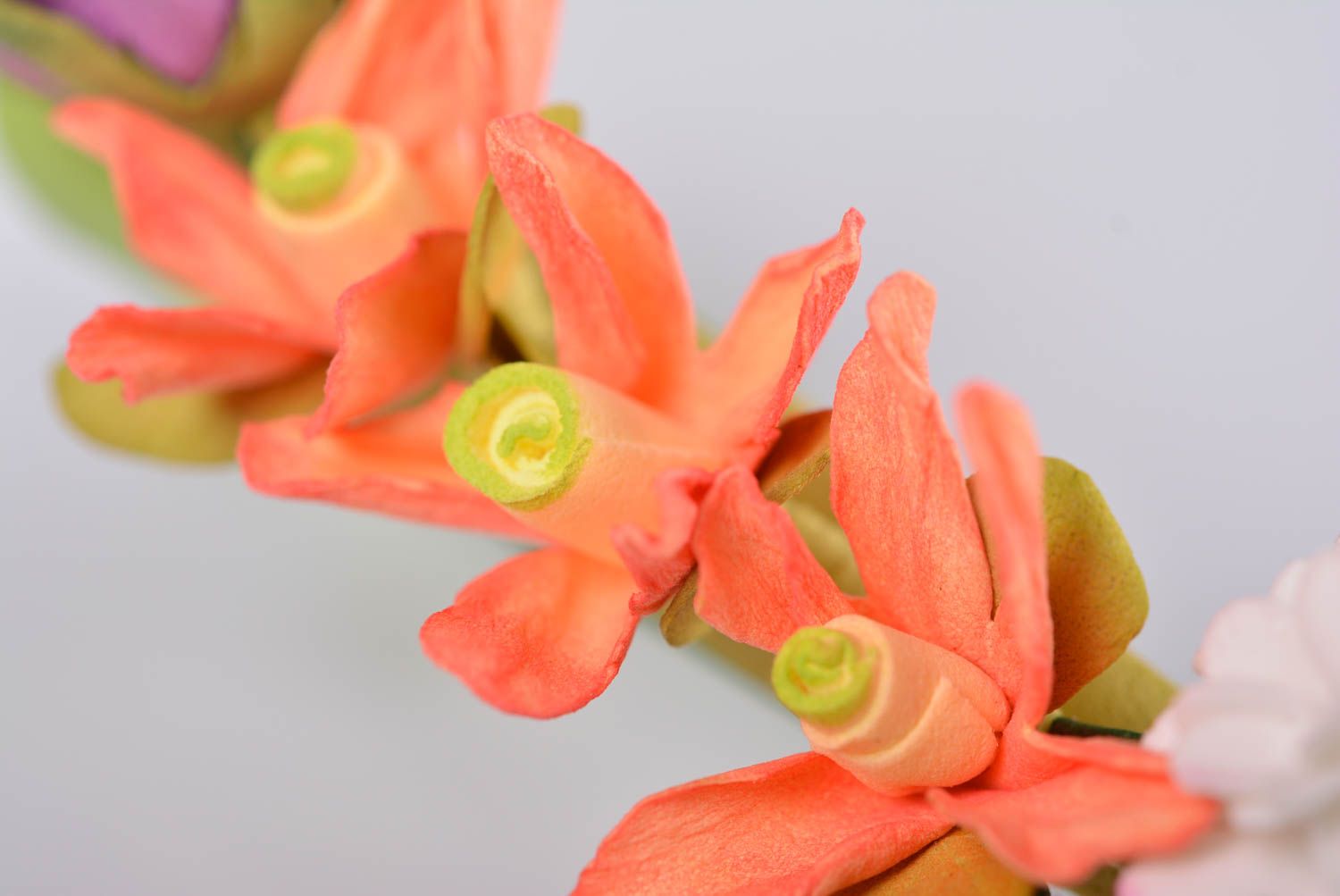 Buntfarbige schöne handgemachte Haarspange aus Foamiran mit Blumen für Frauen foto 5