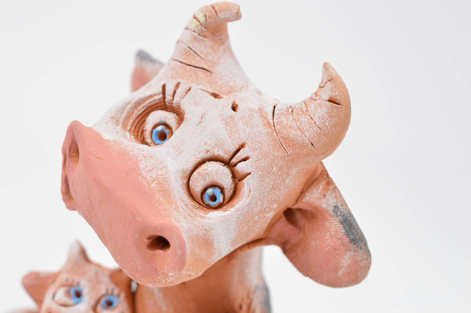 Статуэтка животного корова ручной работы статуэтка для декора фигурка из глины фото 5