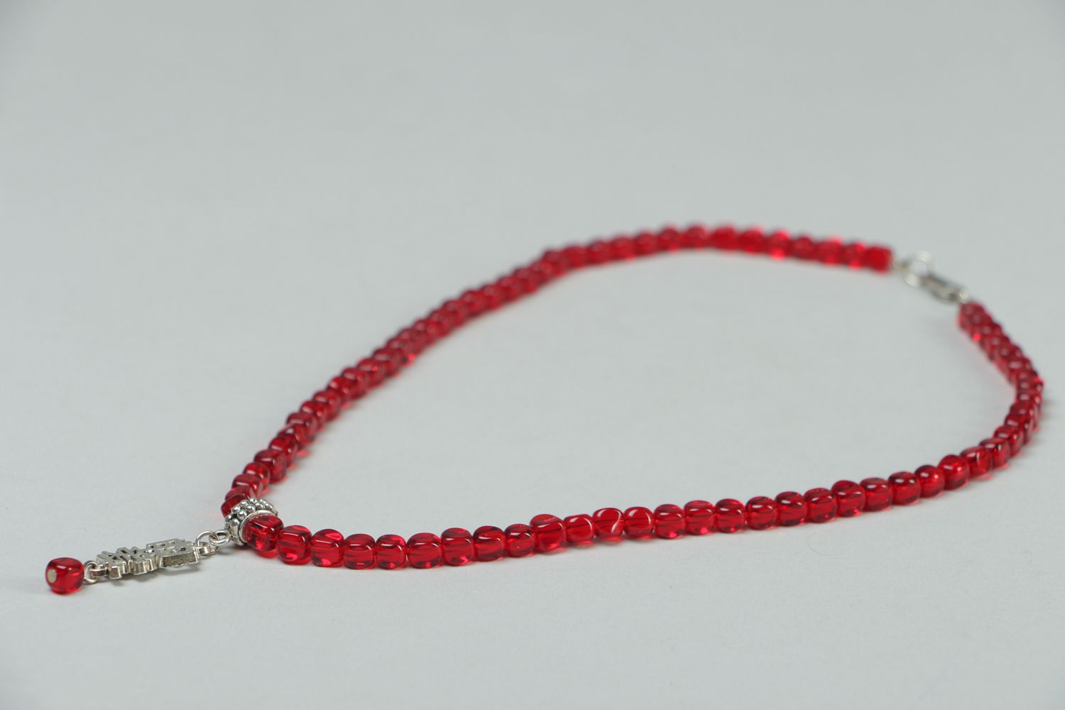 Rote Halskette aus Glas mit Schriftzeichen foto 5