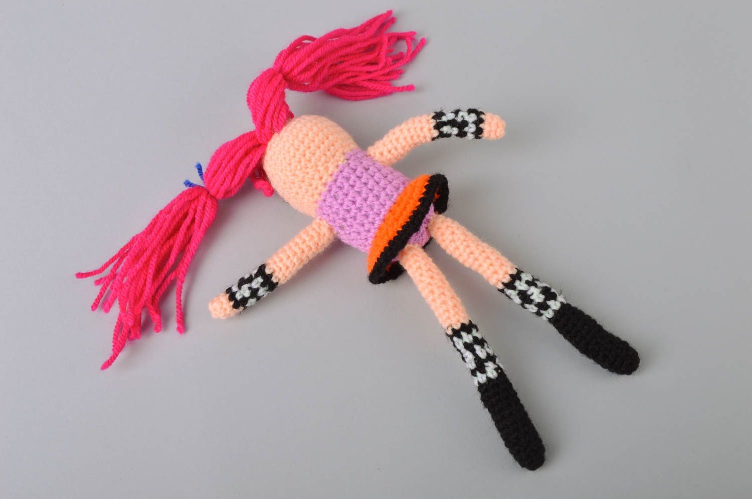 Muñeca artesanal con pelo rosado divertida juguete tejido a ganchillo de hilos  foto 5