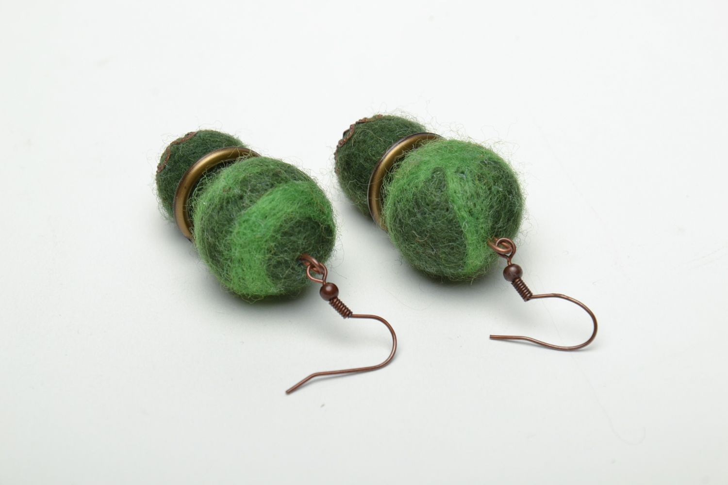 Grüne Ohrringe aus Wolle Naßfilzen Technik foto 5