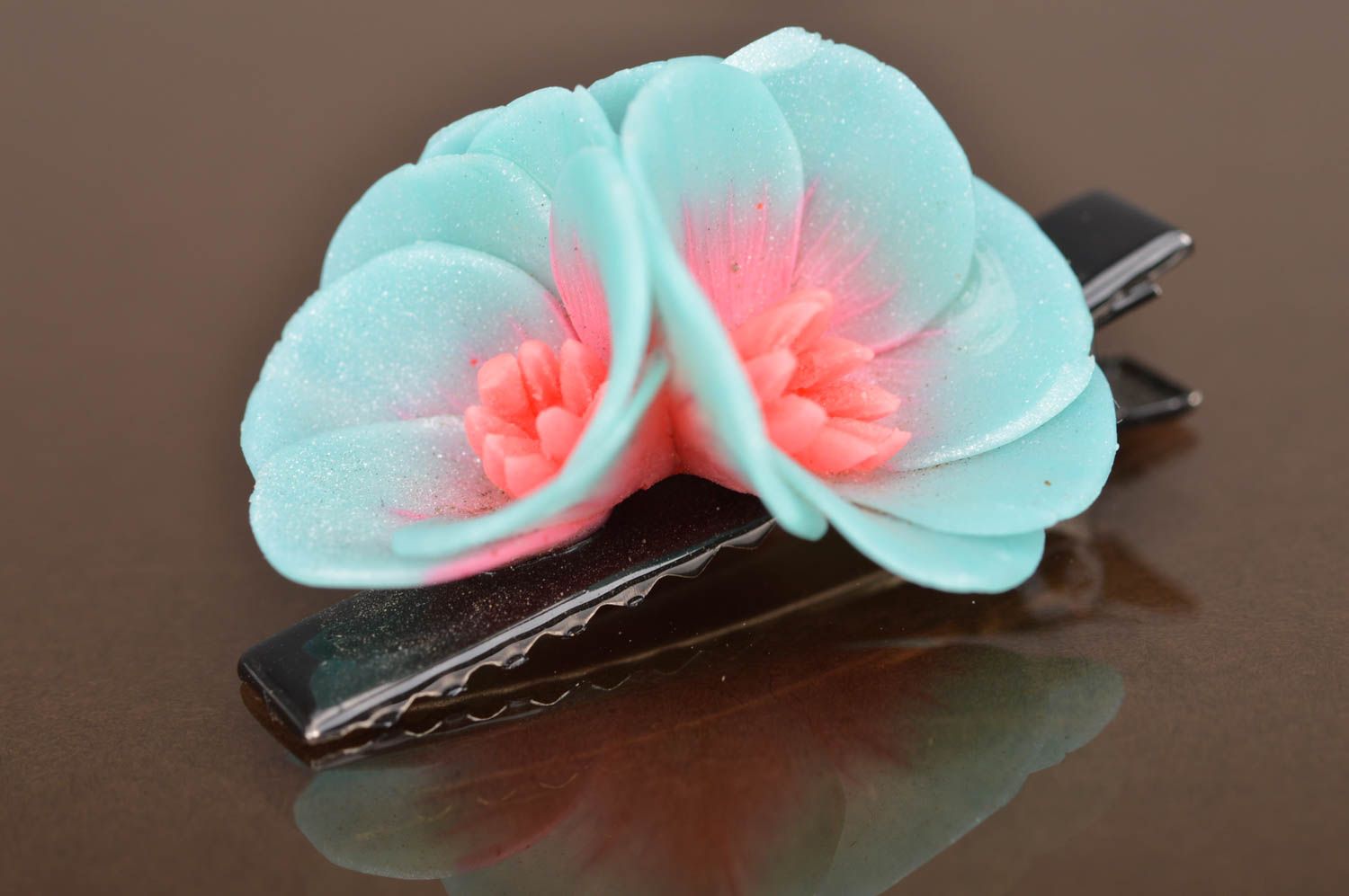 Заколка с цветами из полимерной глины ручной работы голубая с розовым красивая фото 3