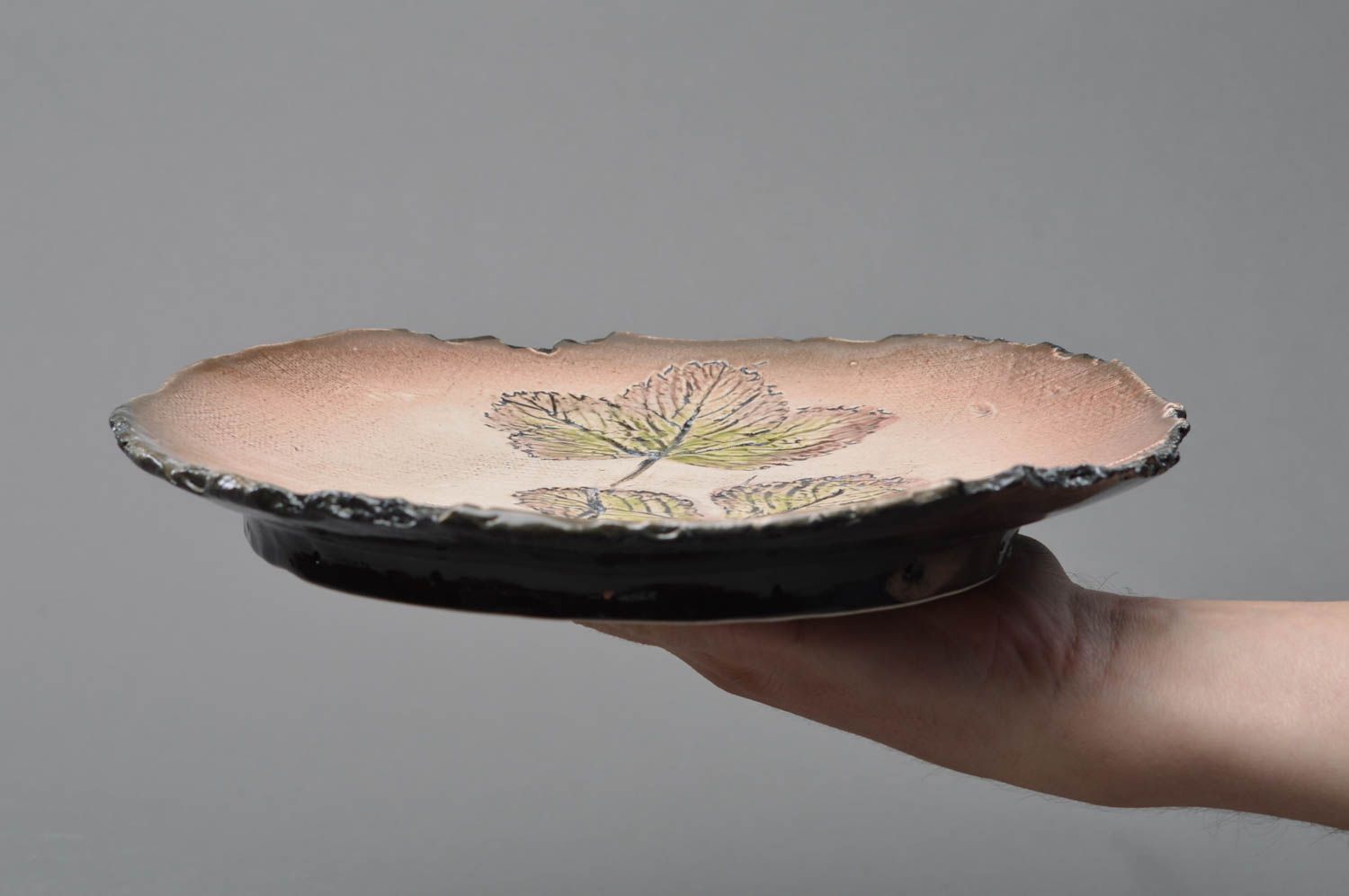 Greller Porzellan Teller mit Glasur Bemalung originell künstlerische Handarbeit foto 4