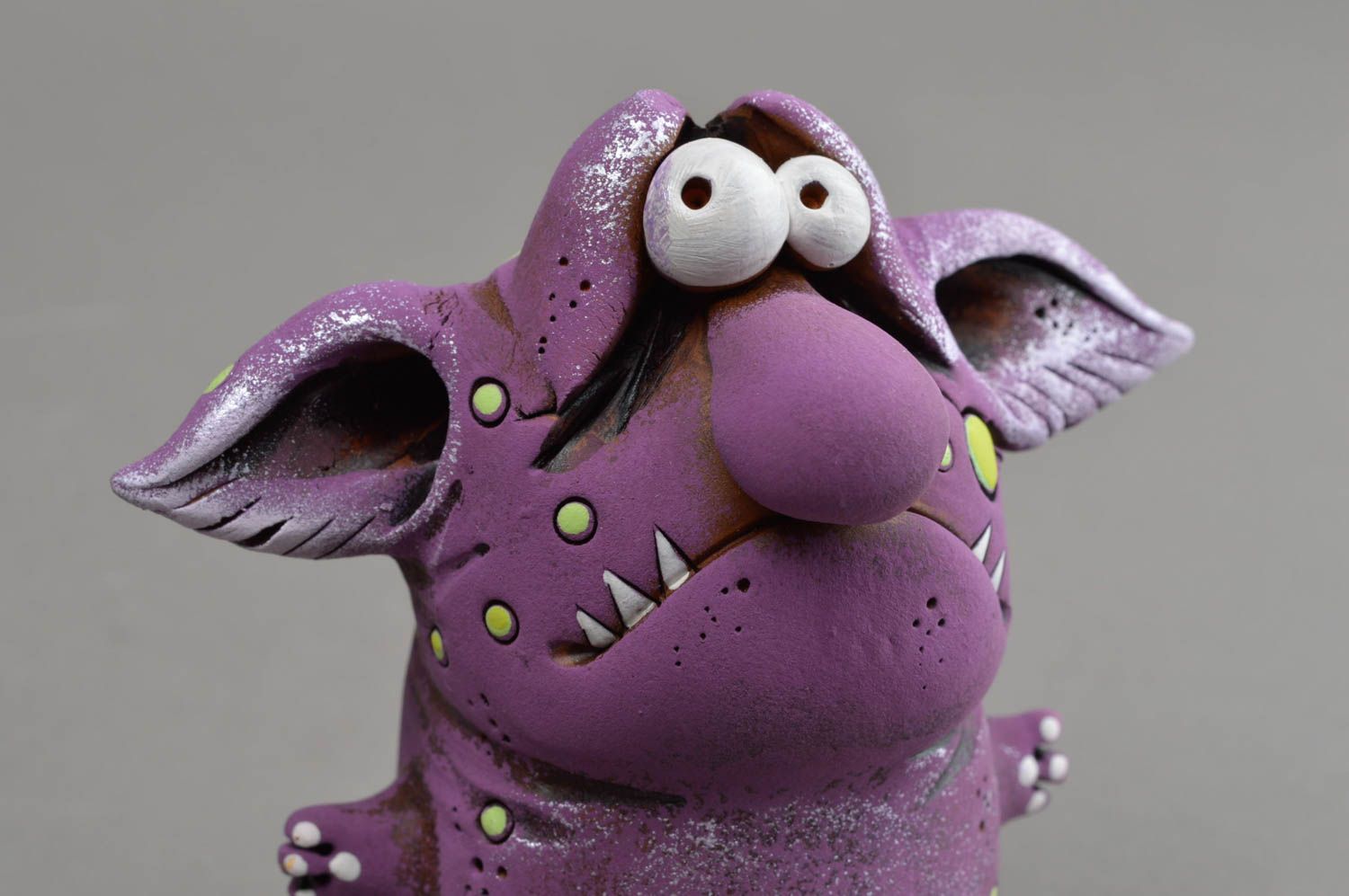Фиолетовая статуэтка из глины красной ручной работы оригинальная в виде тролля фото 3
