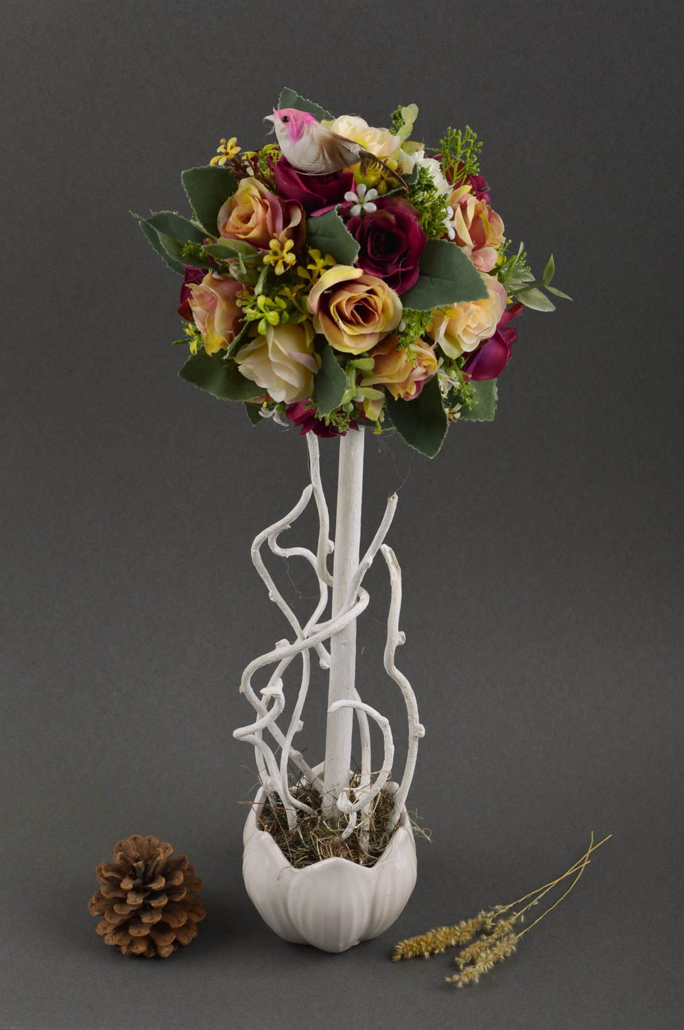 Árbol topiario hecho a mano composición de flores diferentes decoración de casa foto 1