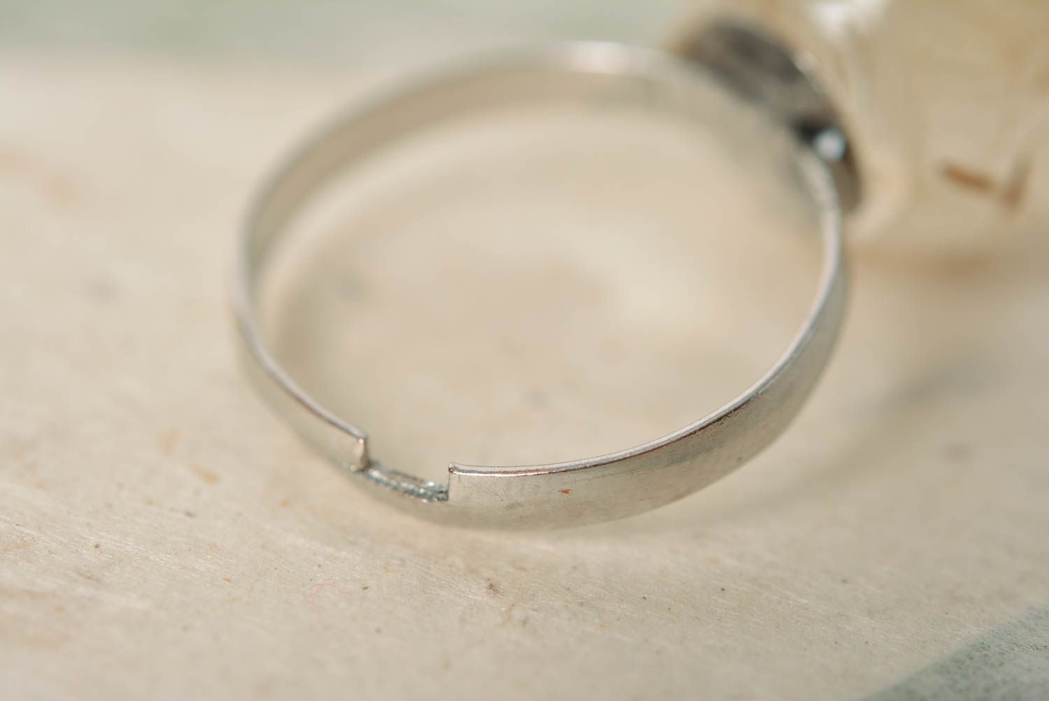 Schöner beiger handgemachter Ring aus Epoxidharz mit Trockenblumen Löwenzahn foto 5