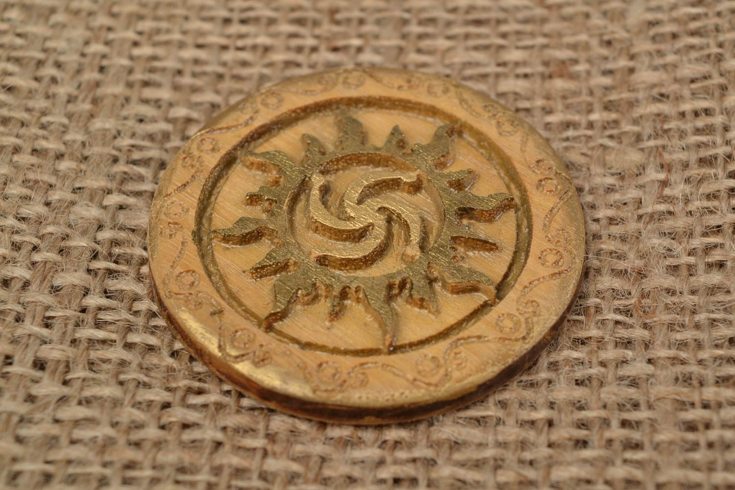 Ethno Anhänger Schutzamulett aus Holz goldfarben rund handmade mit Symbolik foto 1