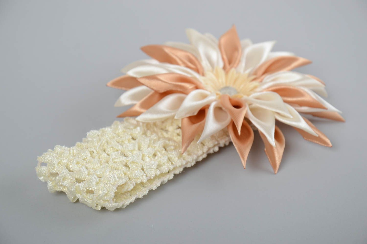 Schönes beige Mädchen Haarband mit Blume aus Atlasbändern Kanzashi Technik  foto 3