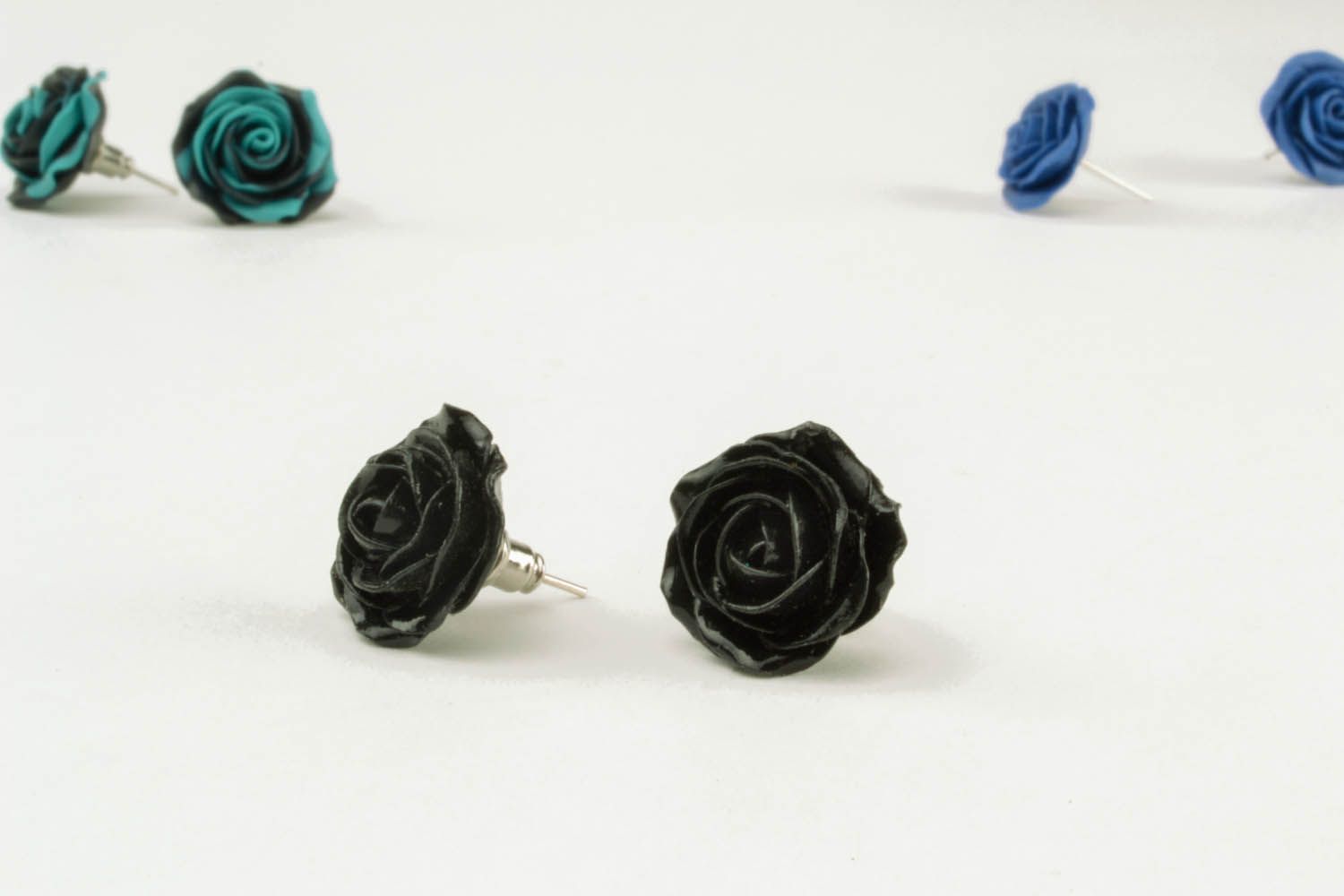 Boucles d'oreilles clous fleurs noires photo 1