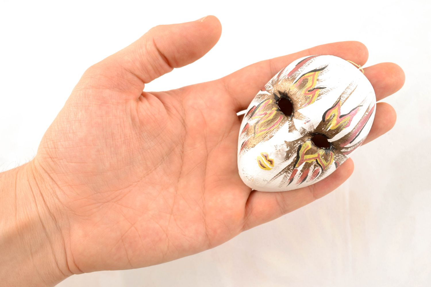 Mini masque décoratif en argile blanc avec ornements fait main photo 1