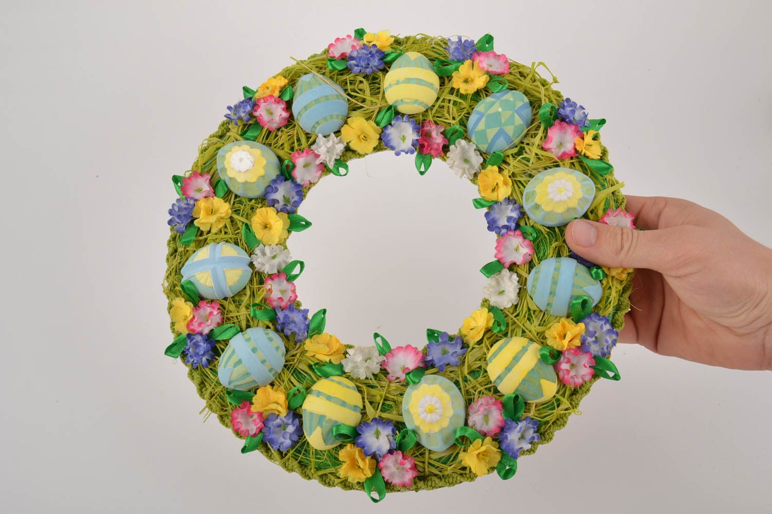 Corona para la puerta con flores y huevos decoración de Pascua artesanal  foto 3