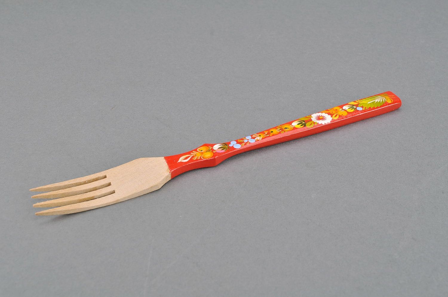 Tenedor con mango rojo de madera foto 2