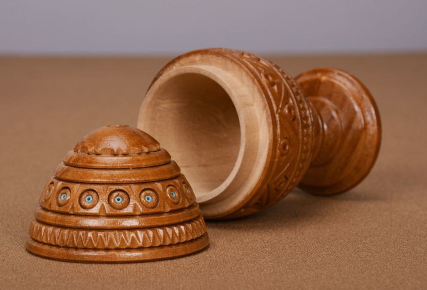 Scatola di legno fatta a mano cofanetto a forma di uovo scrigno intagliato 
 foto 2
