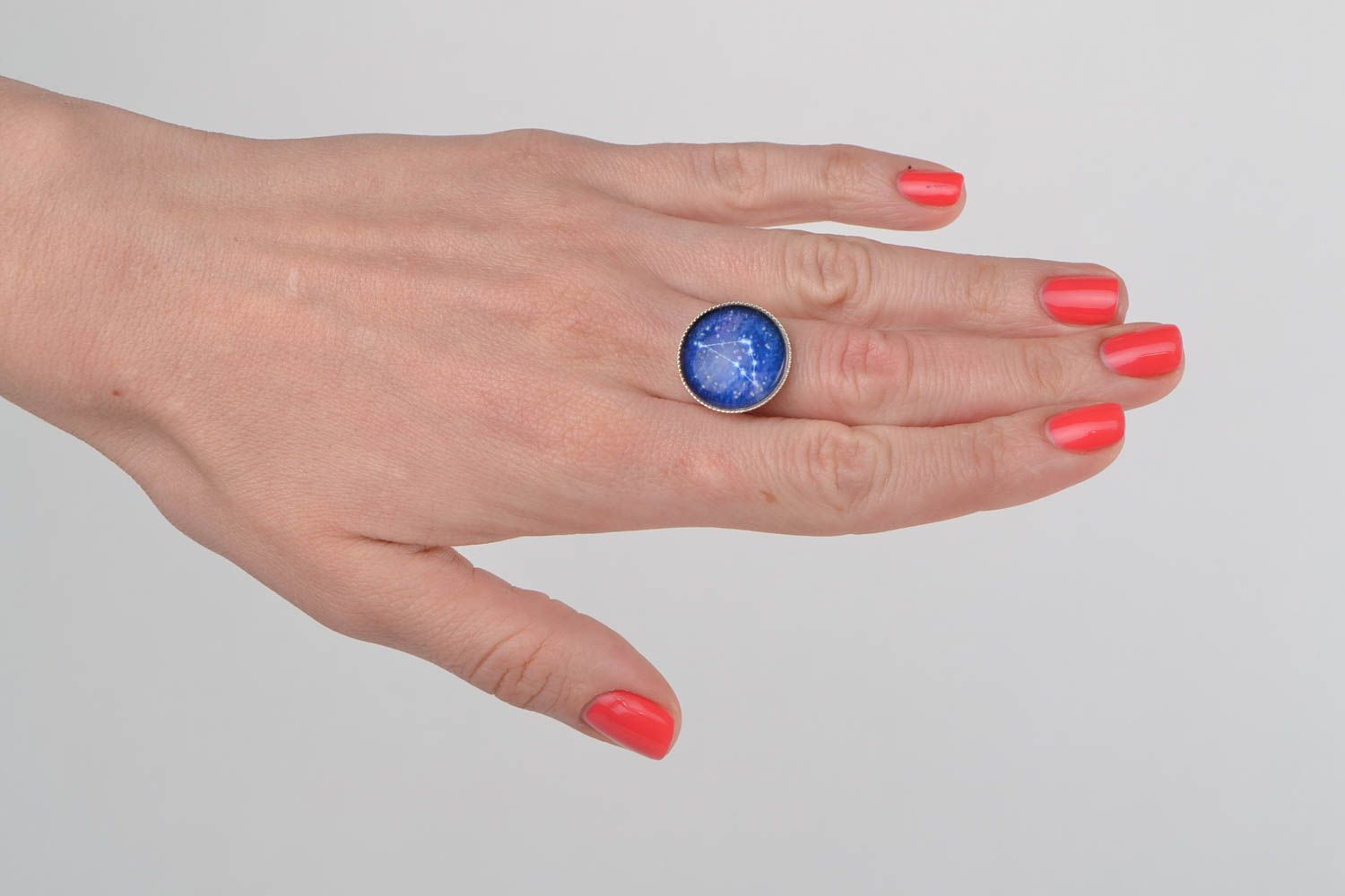 Bague avec verre ronde bleue faite main signe du Capricorne taille réglable photo 1