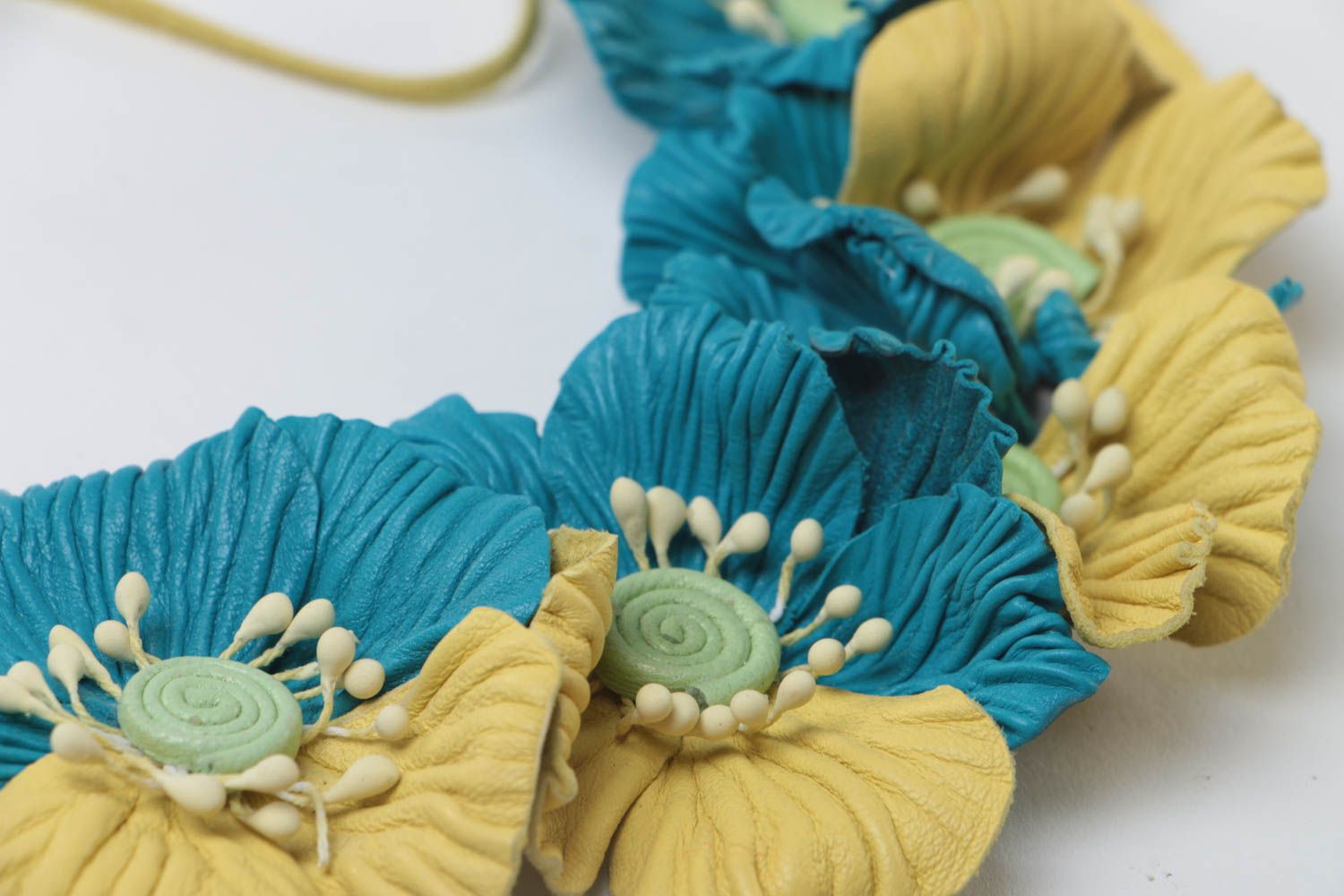 Collar con flores de cuero natural artesanal amarillo azul de mujer  foto 4