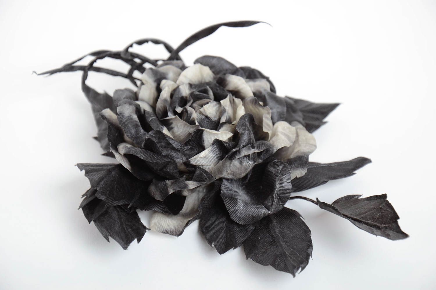 Текстильная брошь в виде пышного черного цветка авторского дизайна ручной работы фото 5