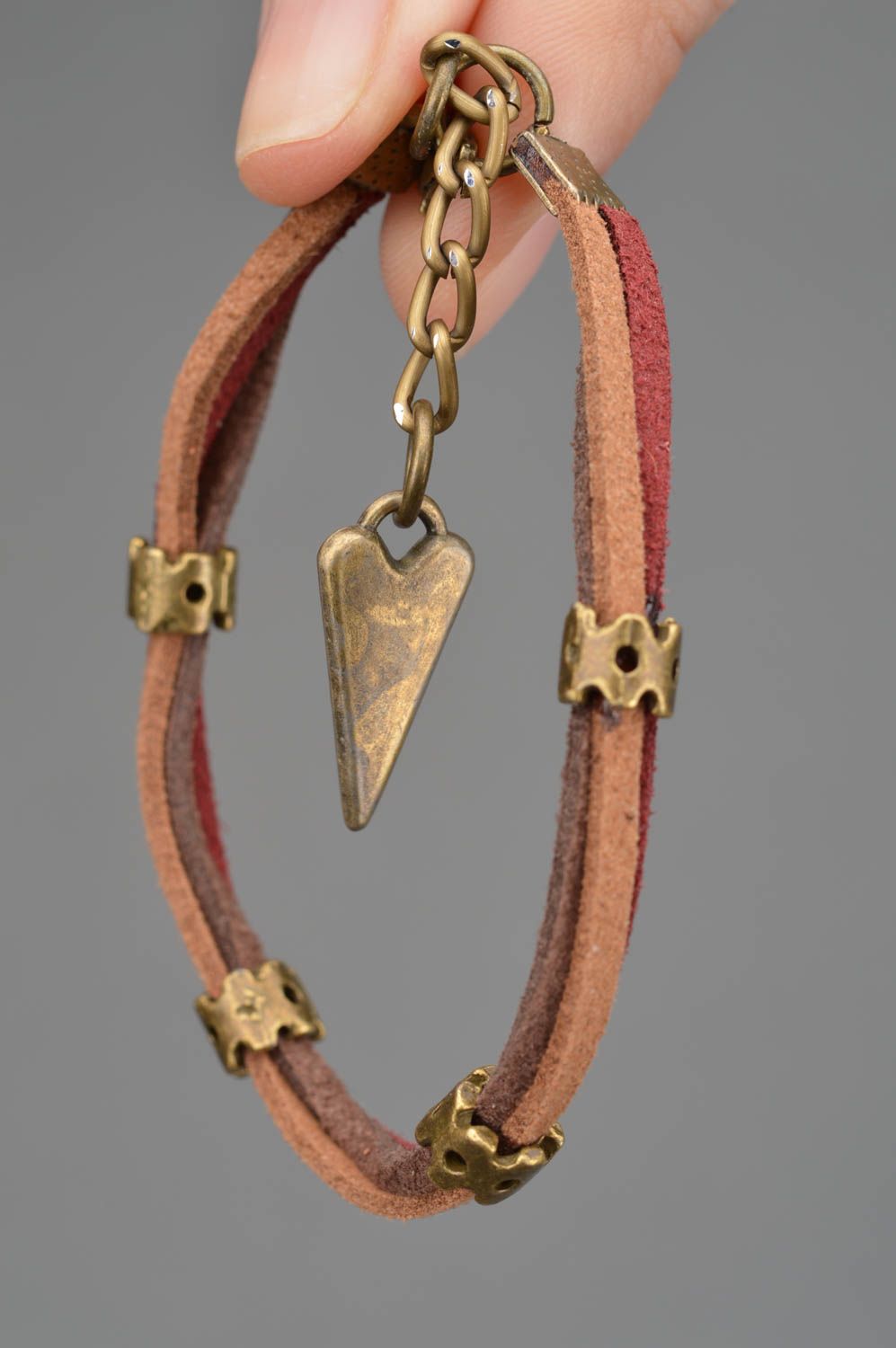 Bracelet fait main en lacet de daim et éléments métalliques accessoire marron photo 3