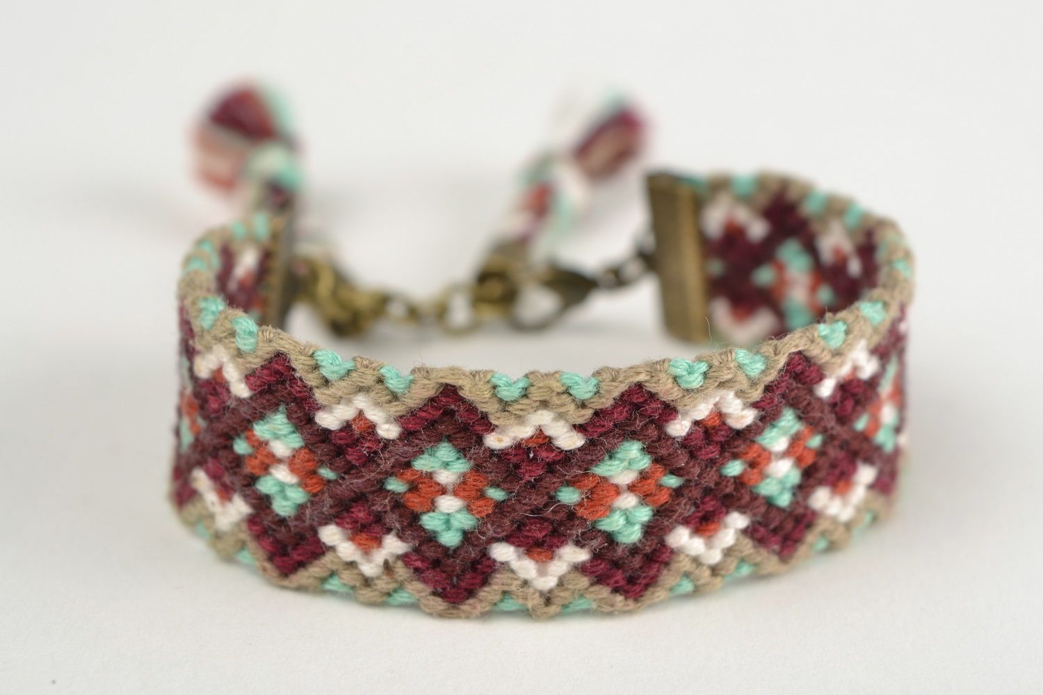 Текстильный браслет плетеный из ниток цветной в технике макраме ручная работа фото 3