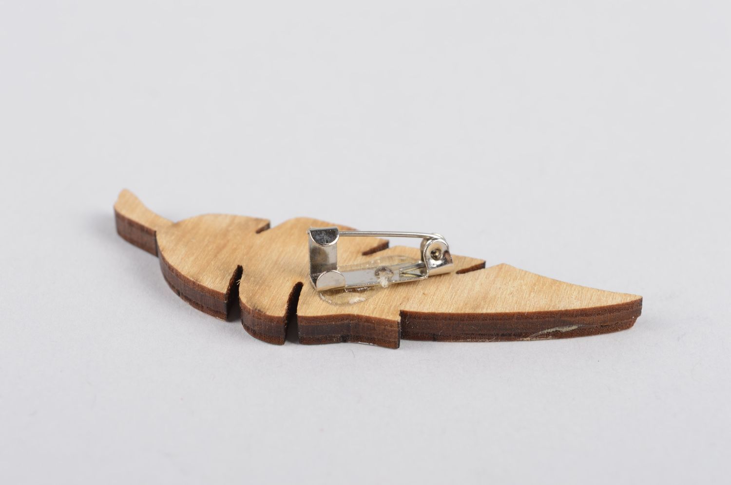 Broche hecho a mano con forma de hoja adorno para ropa elegante joya de madera foto 3