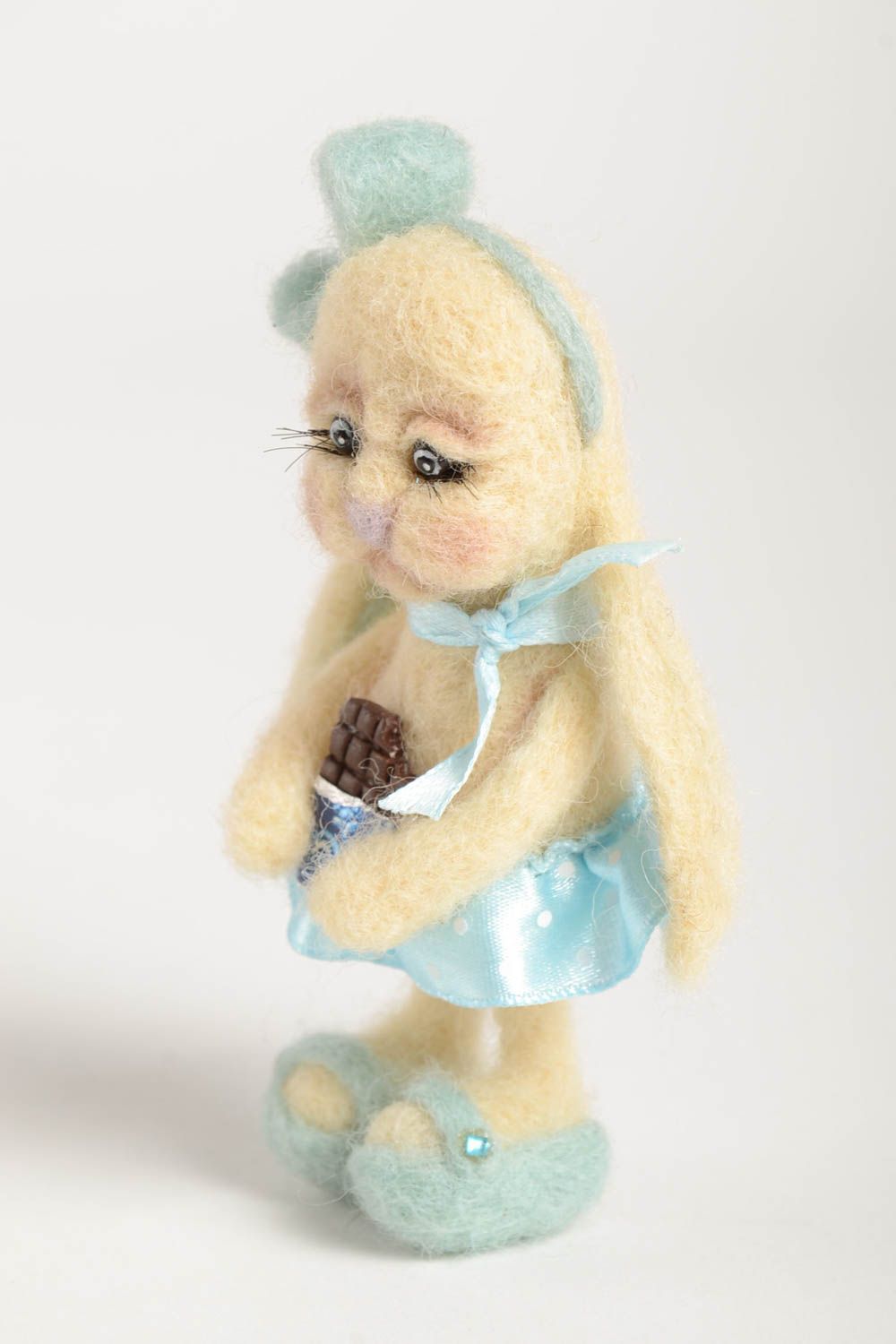 Handmade Kuscheltier Hase mit Schokolade Filz Spielzeug Geschenk für Kinder  foto 4