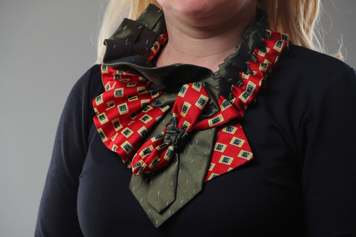 Handgemachtes voluminiöses Collier aus Krawatten aus Satin und Seide für Frauen foto 5