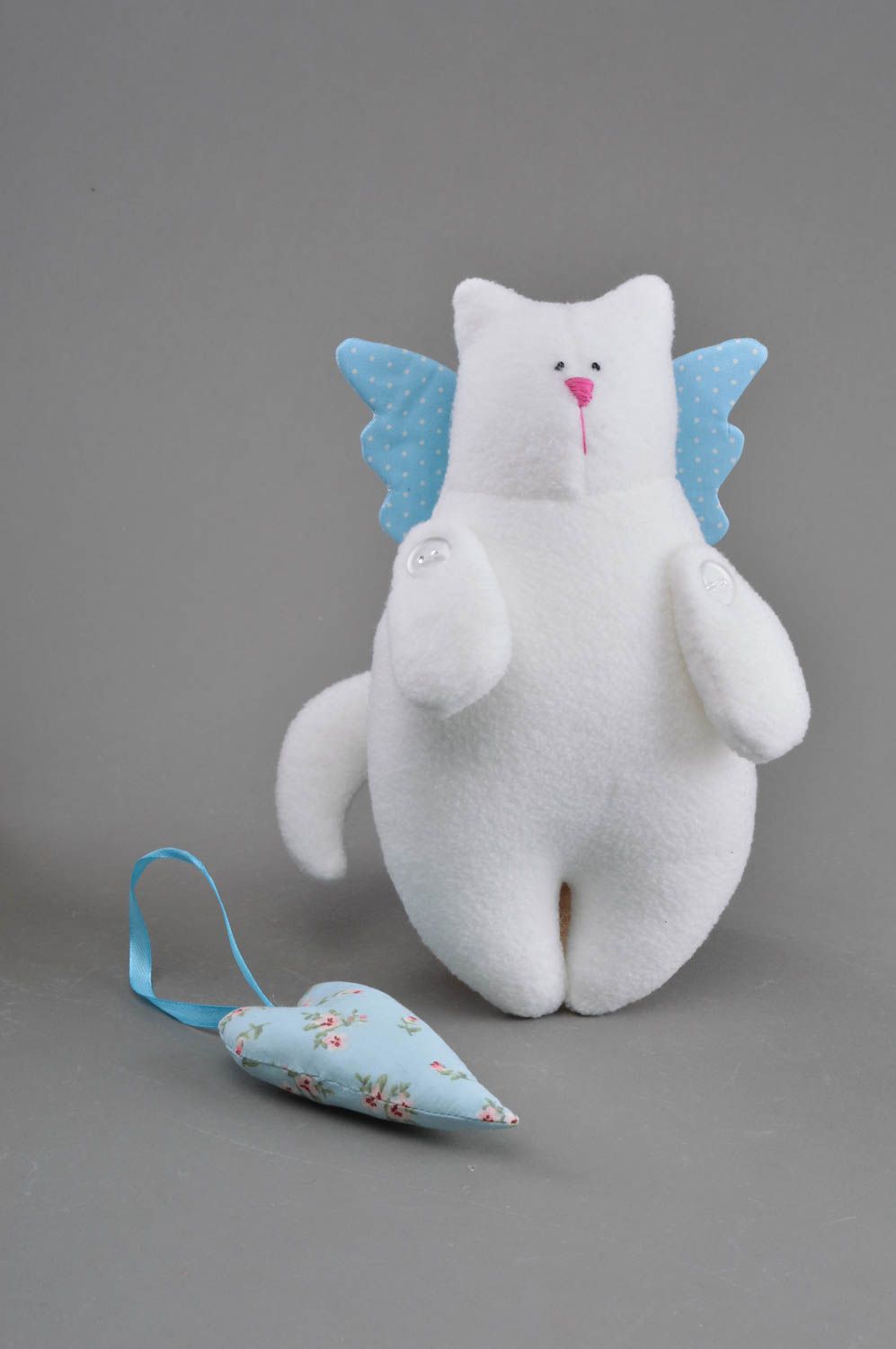 Мягкая игрушка котик с сердцем ручной работы из ткани красивый белый с крыльями фото 2