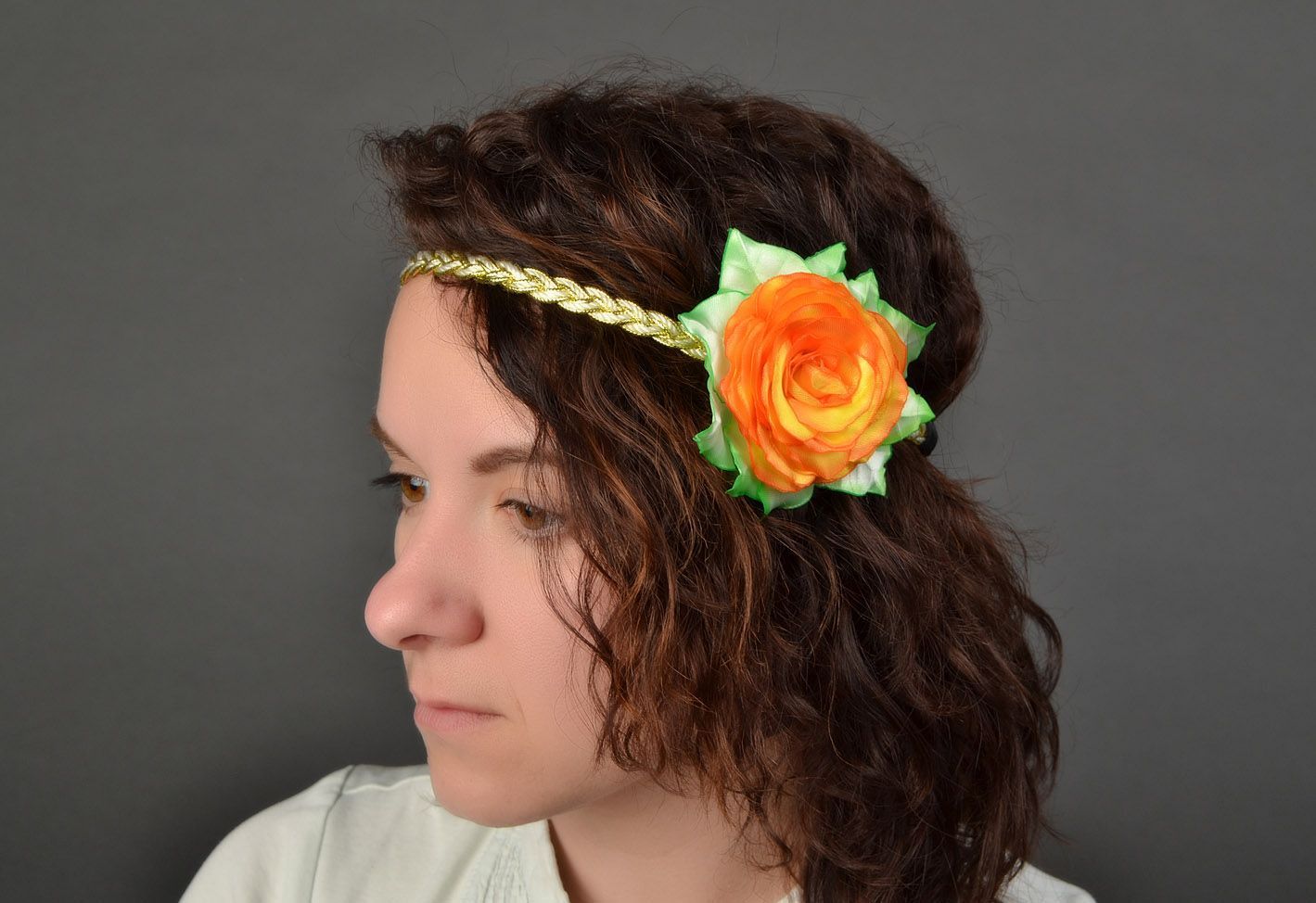 Авторская повязка на голову с цветком из атласа в технике батик фото 1