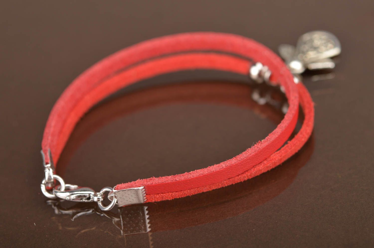 Bracelet en cuir rouge naturel fin fait main avec breloque ange en métal photo 5