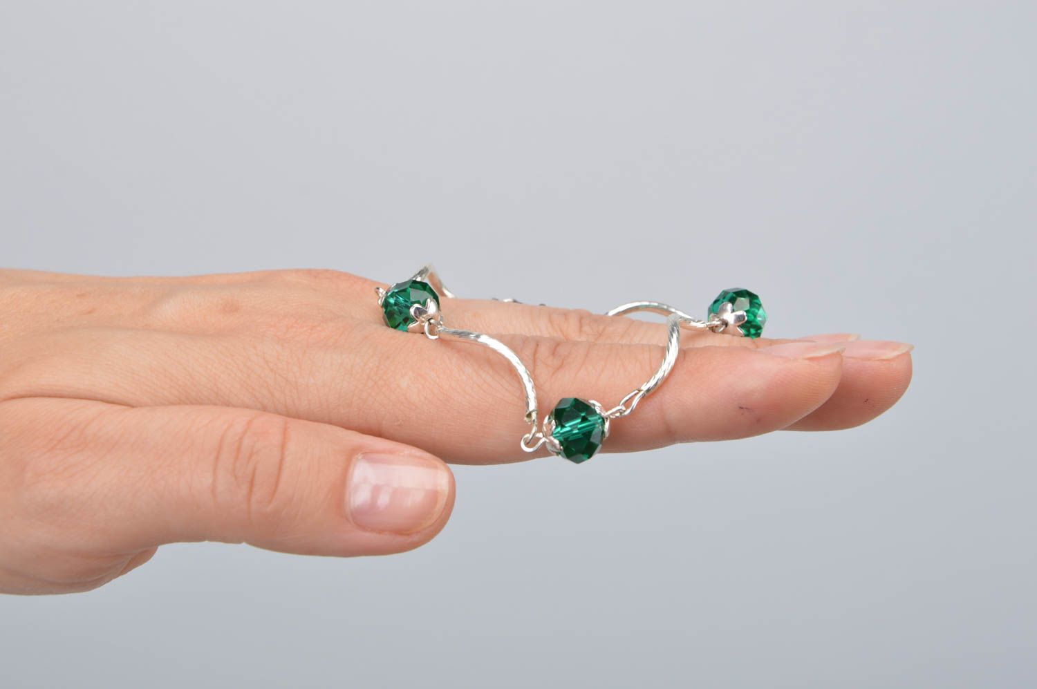 Bracelet en métal avec perles de cristal à facettes vertes fin fait main élégant photo 2