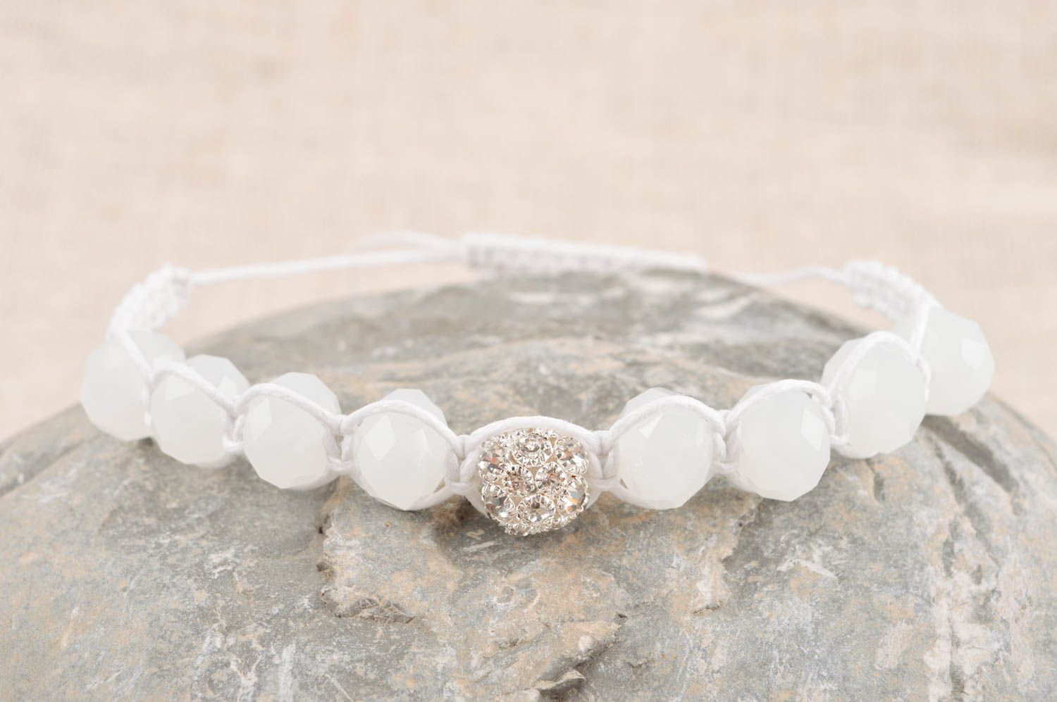 Bracelet fantaisie Bijou fait main blanc avec cristaux Accessoire femme photo 1