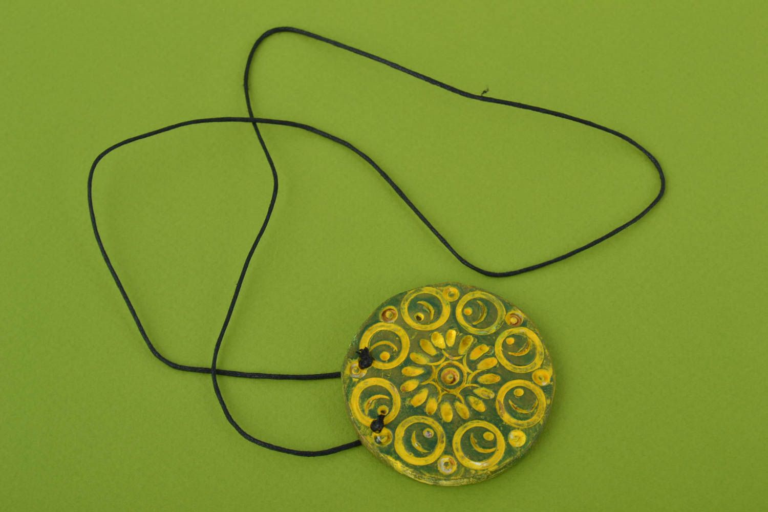 Круглая глиняная подвеска зеленое с желтым кулон на шнурке ручной работы фото 1