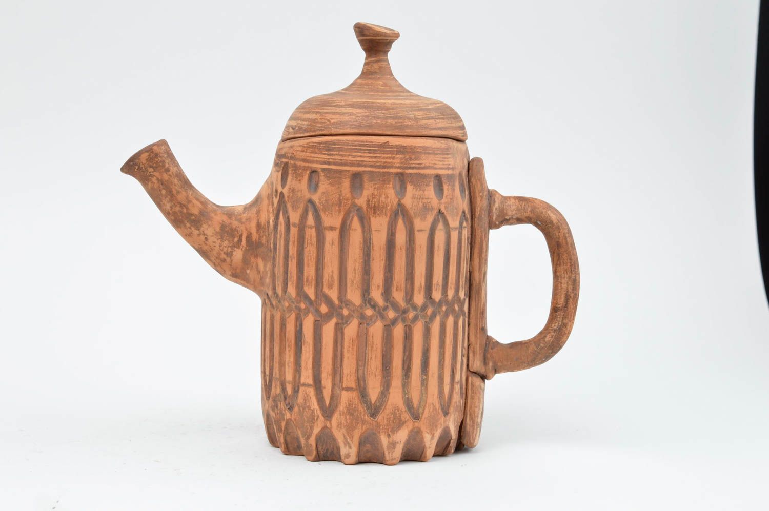 Керамический чайник ручной работы оригинальный с узорами в римском стиле фото 2