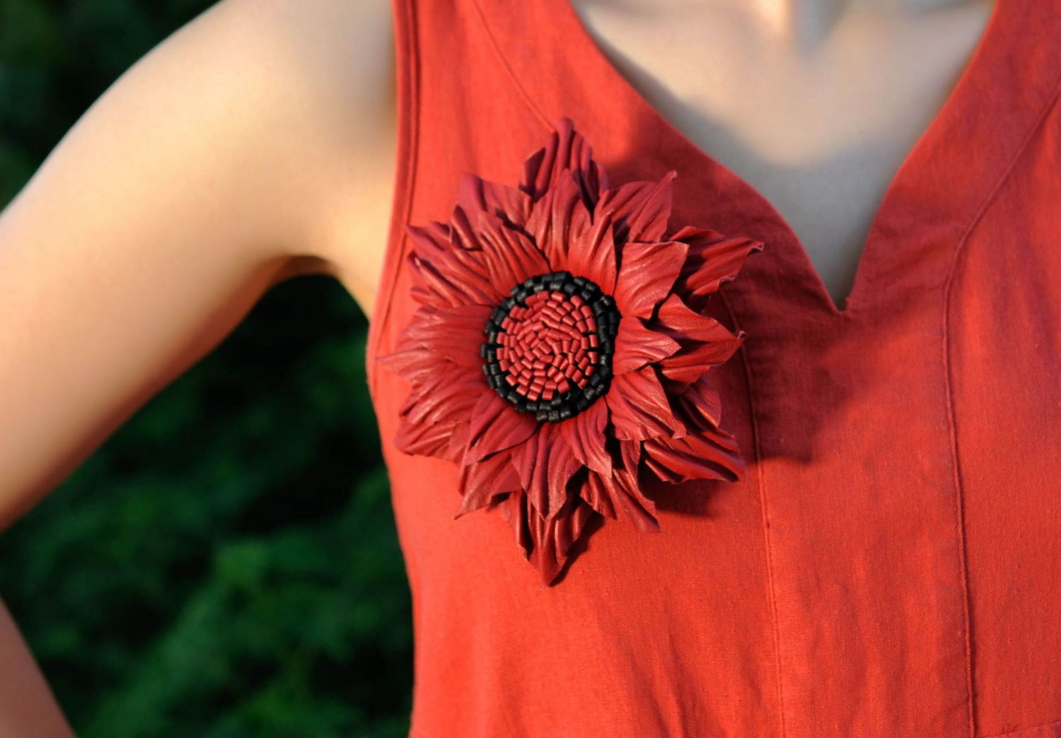 Brosche aus Leder in Form einer roten Blume foto 4