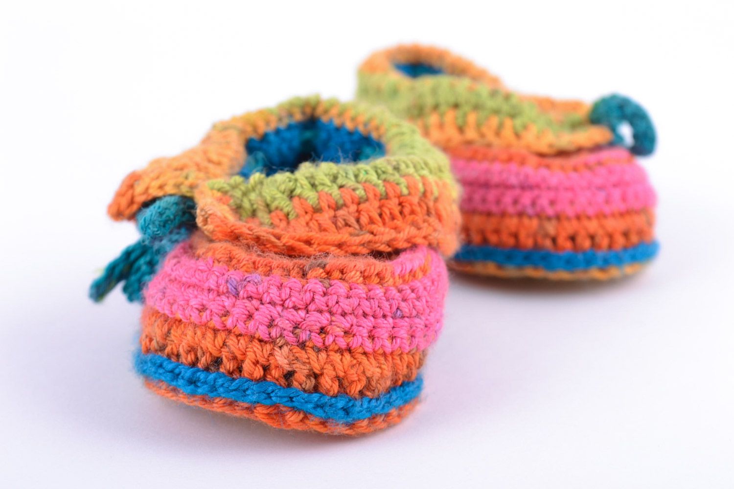 Яркие маленькие вязаные туфельки крючком из шерсти ручной работы для ребенка фото 5