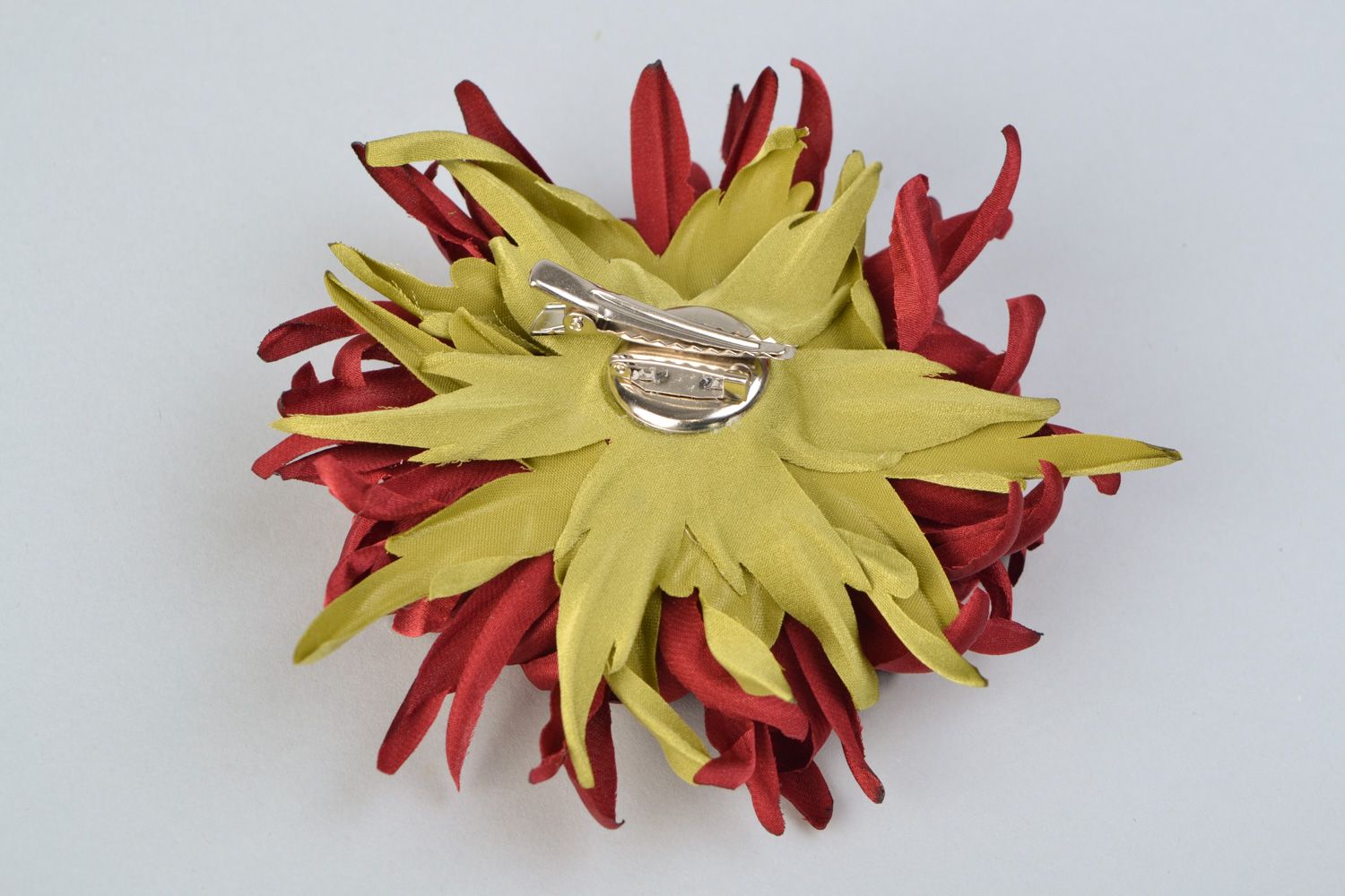 Spilla a forma di fiore bello fatta a mano accessori originali d'autore foto 4