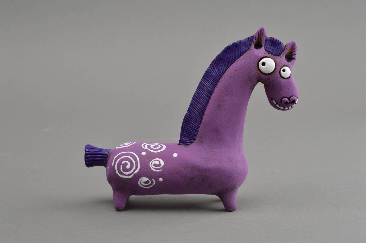 Фиолетовая глиняная статуэтка в виде лошади ручной работы расписная оригинальная фото 2
