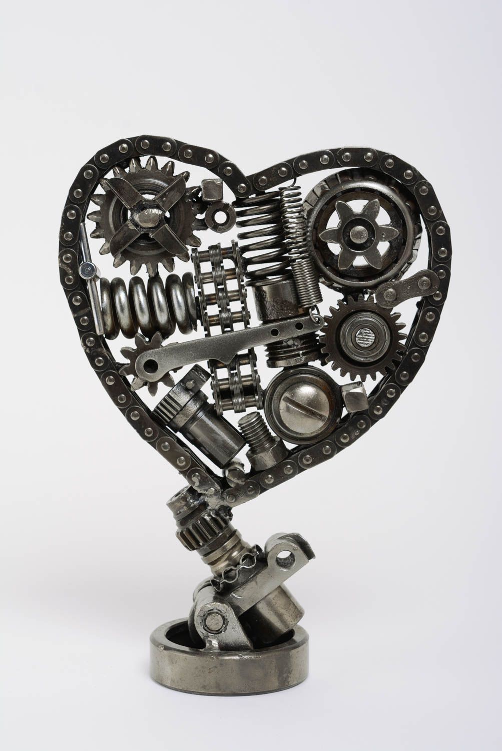 Статуэтка из металлических деталей ручной работы сердце на подставке для дома фото 1