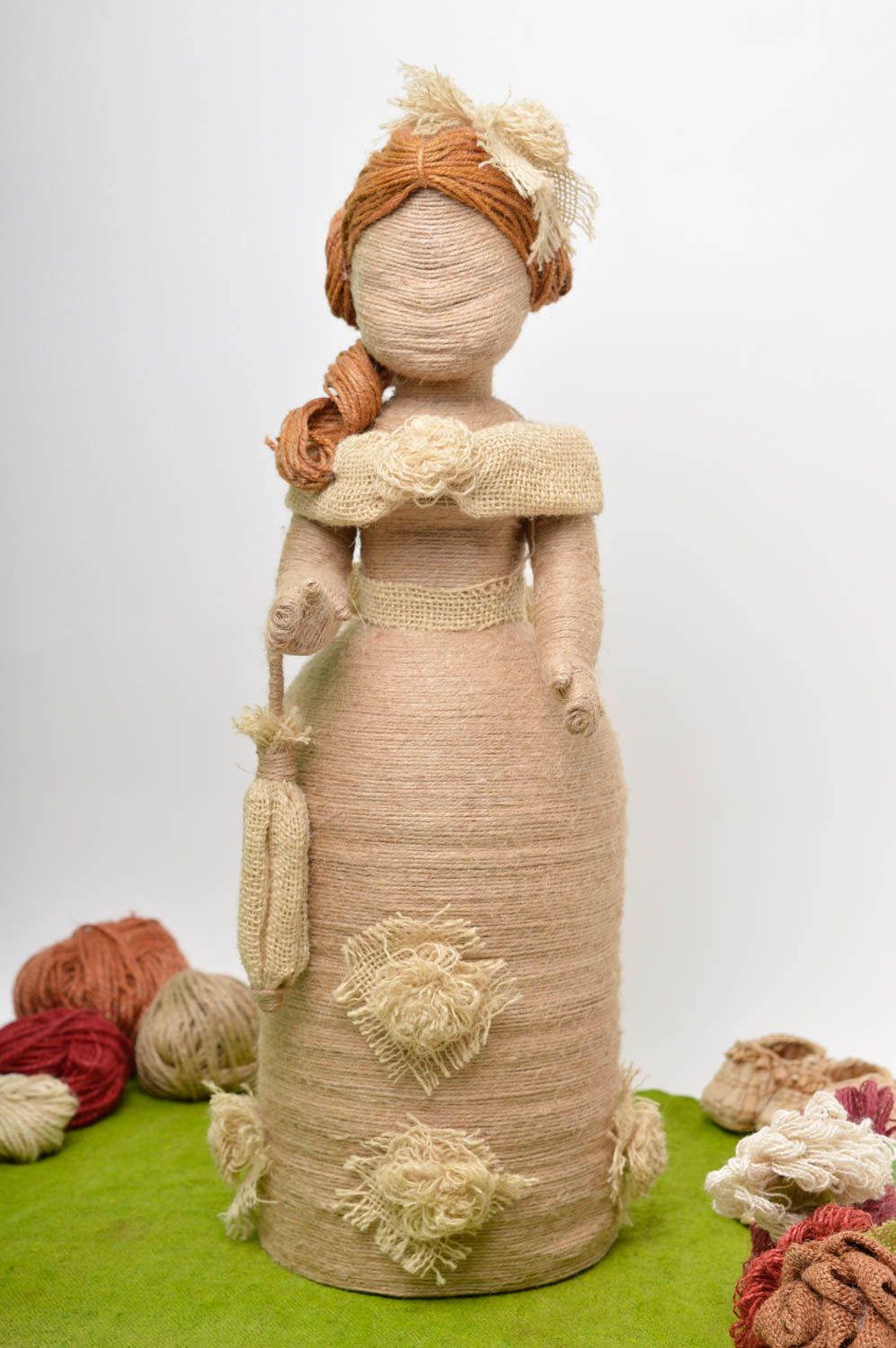 Кукла ручной работы декор для дома кукла из шпагата статуэтка Мадам с зонтиком фото 1