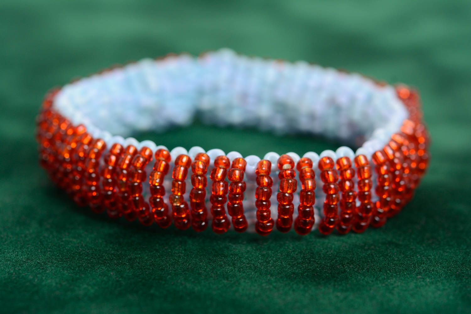 Bracelet fait main de créateur rouge blanc en perles de rocaille bijou femme photo 3