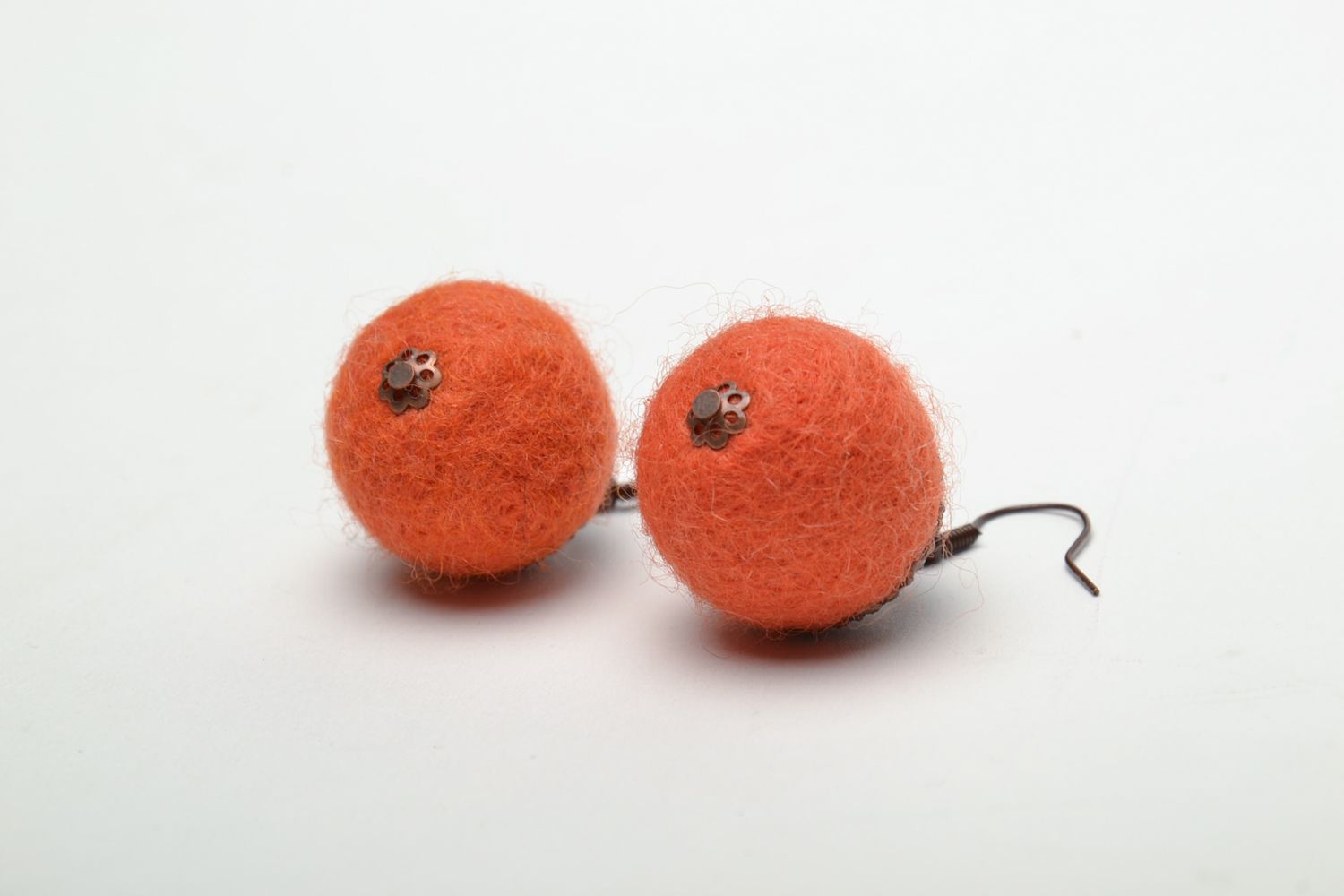Boucles d'oreilles en laine feutrée boules orange faites main photo 4