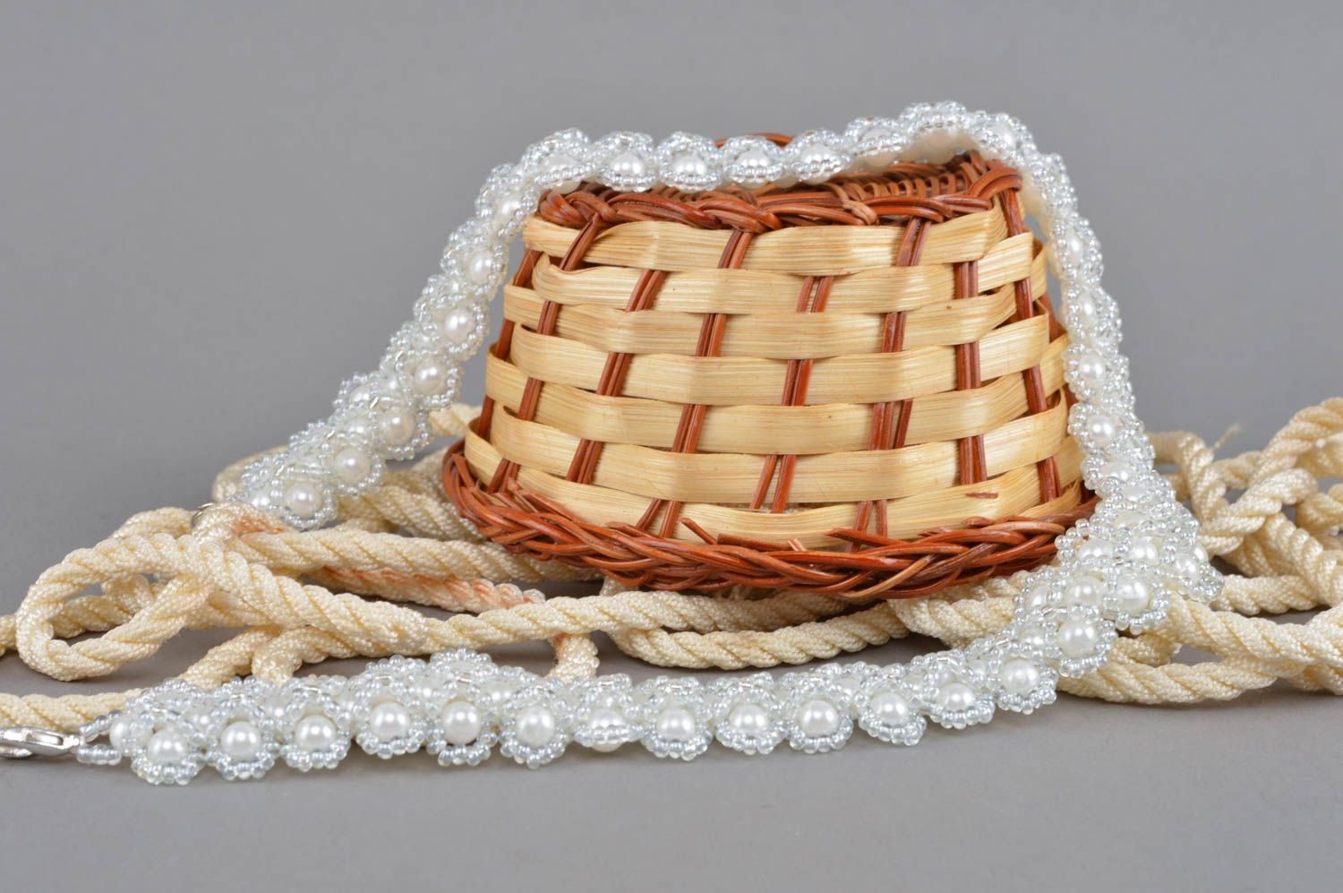 Ожерелье из бисера и бусин белое с серебристым ручной работы авторское женское фото 1
