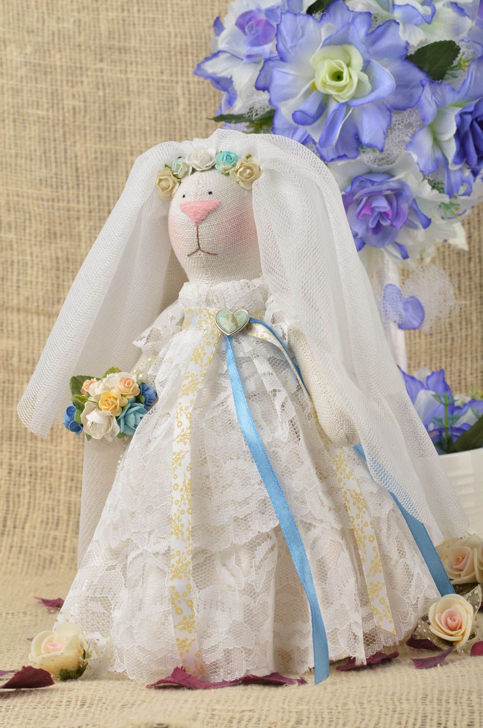 Свадебный заяц невеста игрушка ручной работы свадебный декор подарок молодоженам фото 1