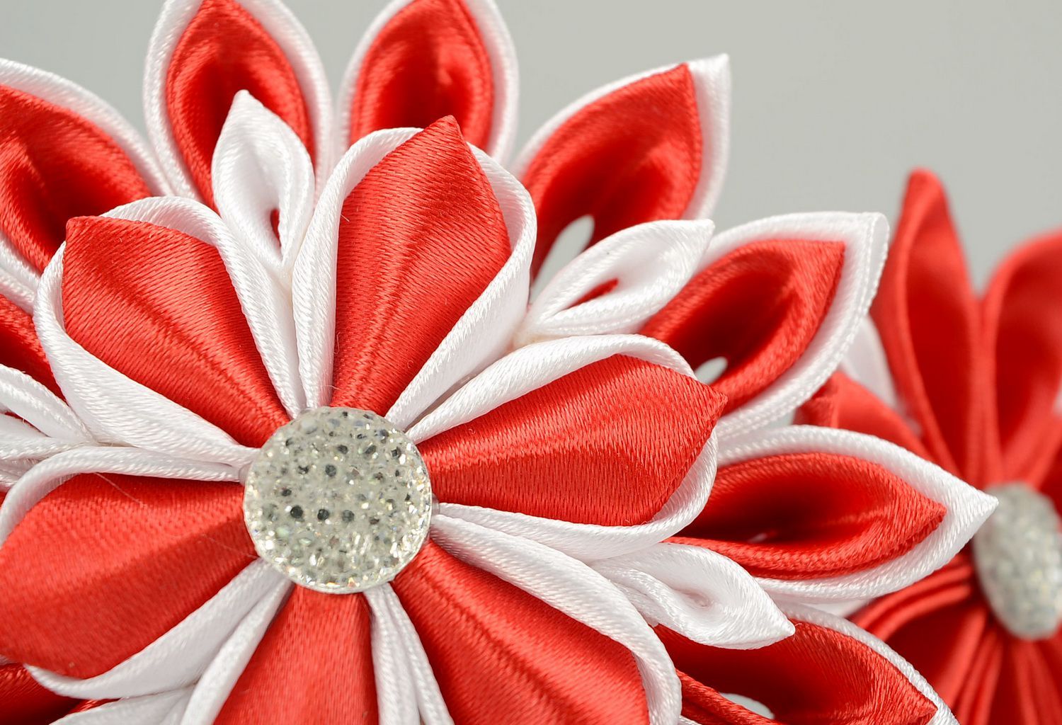 Diadema, corona Roja-blanco para la cabeza con flores de raso  foto 4
